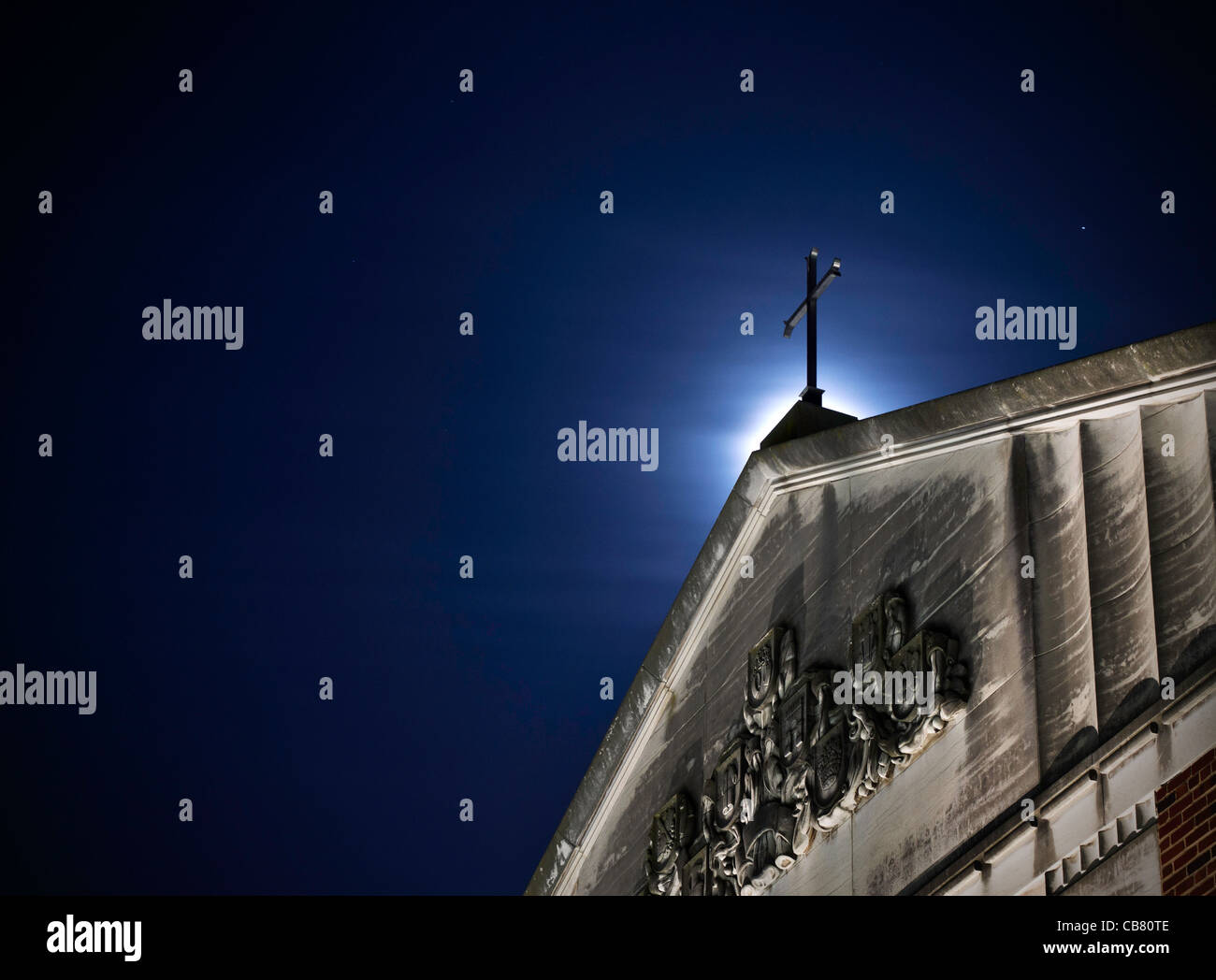 Sorgere della luna illumina la croce sulla cima di St Vincents alla Università cattolica con le stelle visibili nel cielo notturno, Washington DC Foto Stock