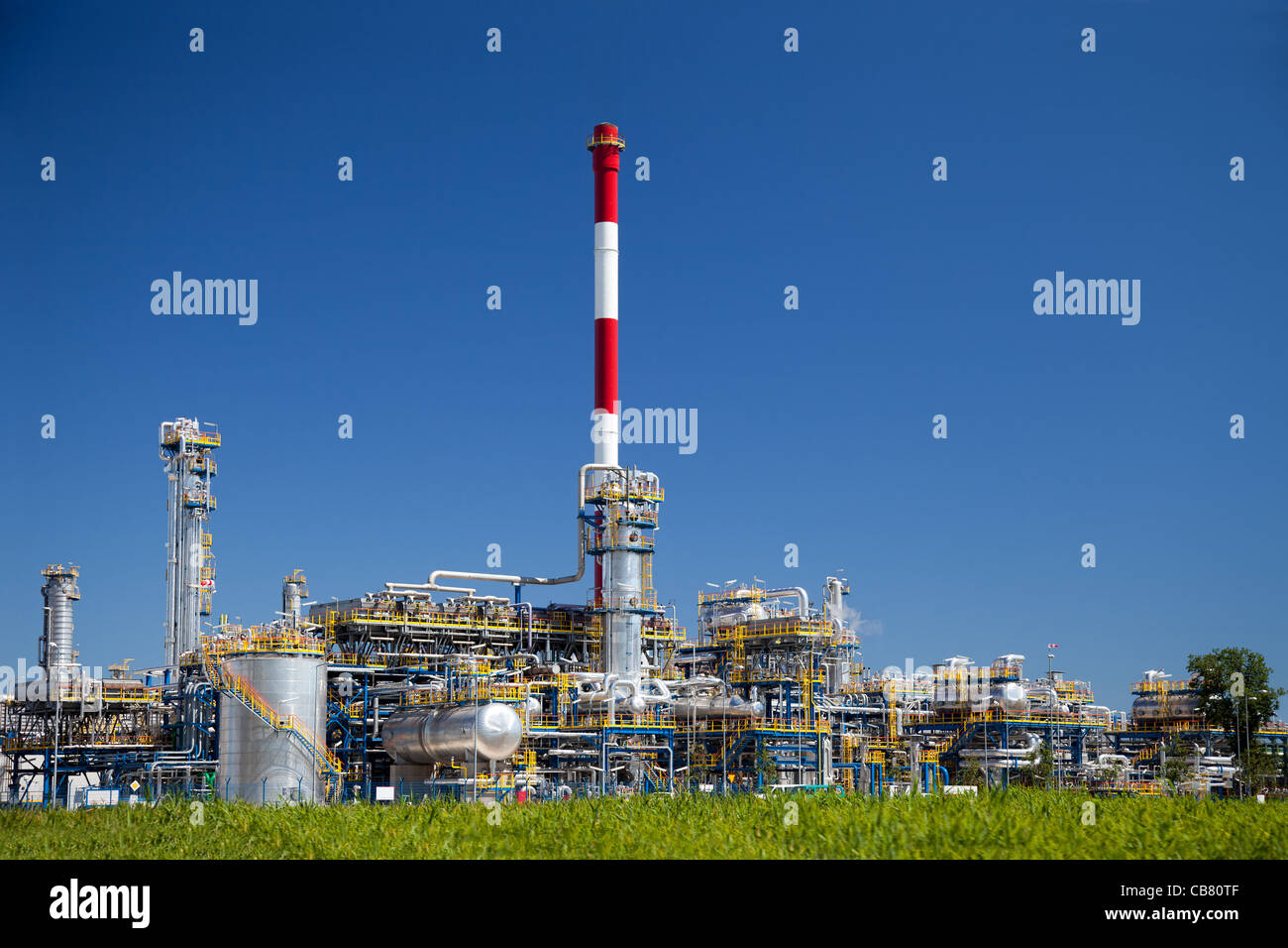Chimica e raffineria di petrolio contro il cielo blu. Foto Stock