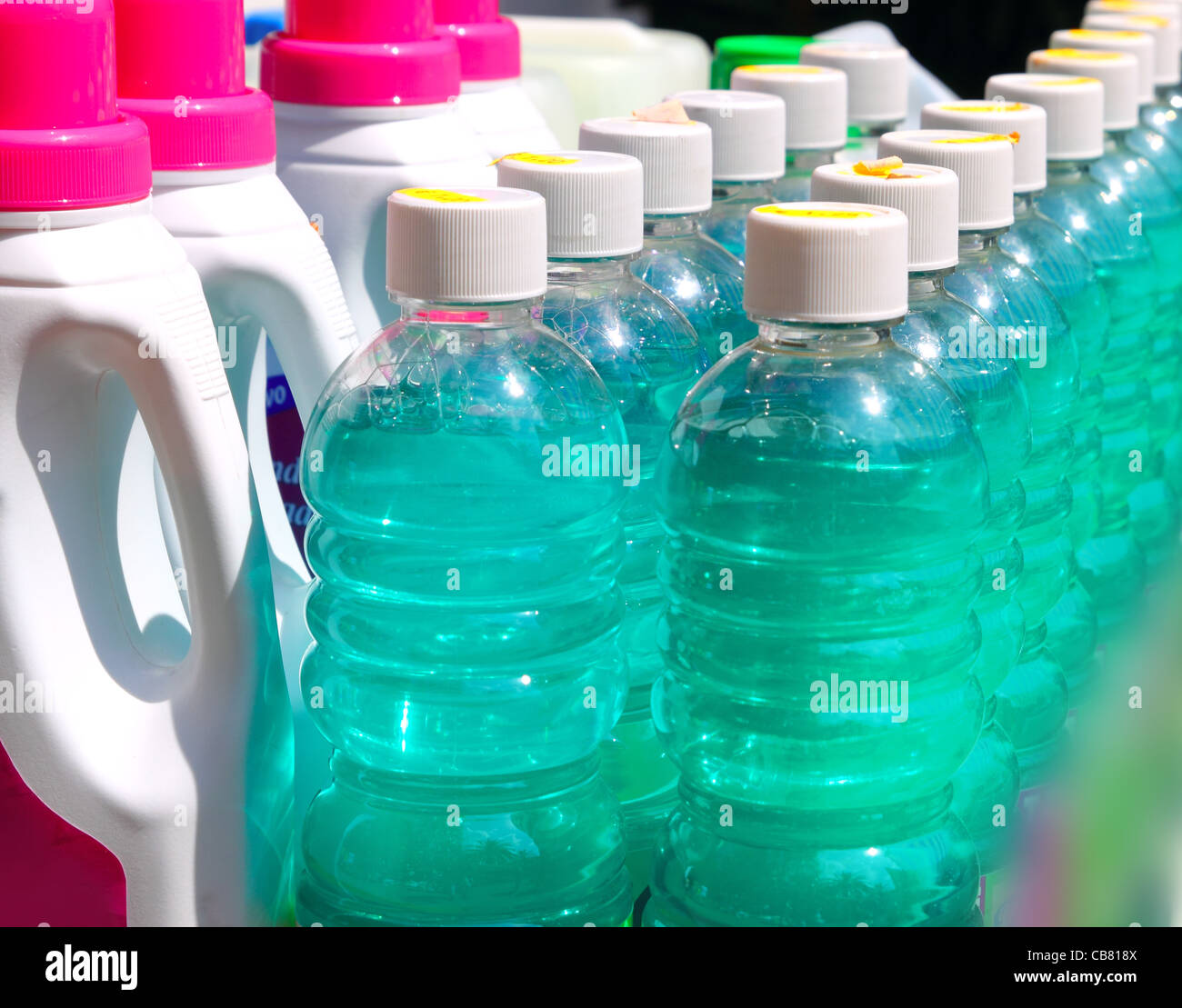 Pulizia chimica interna di bottiglie in una fila di liquido verde Foto Stock