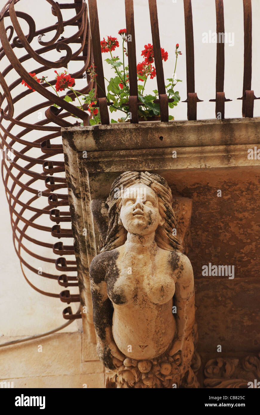 Mermaid sotto il balcone storico di Nicolaci's Palace,Noto Foto Stock