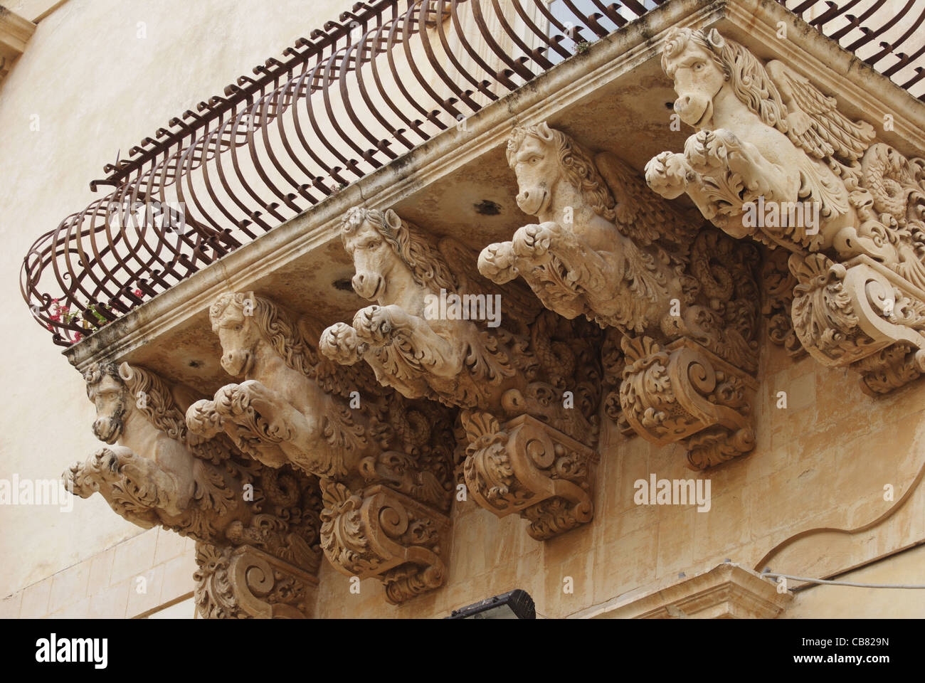 Cavallo alato sotto il balcone, Noto, Sicilia Foto Stock