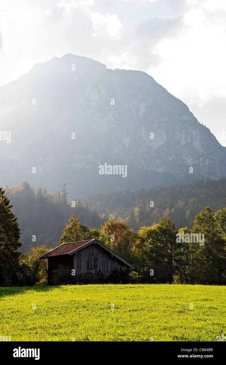 Lone capanna ai piedi delle Alpi Bavaresi Foto Stock