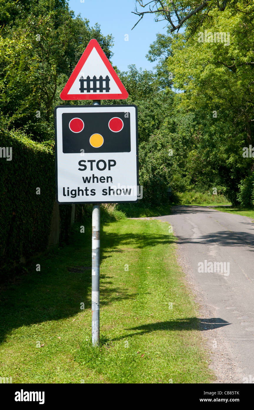 Segnale di avvertimento per un attraversamento di barriera Foto Stock
