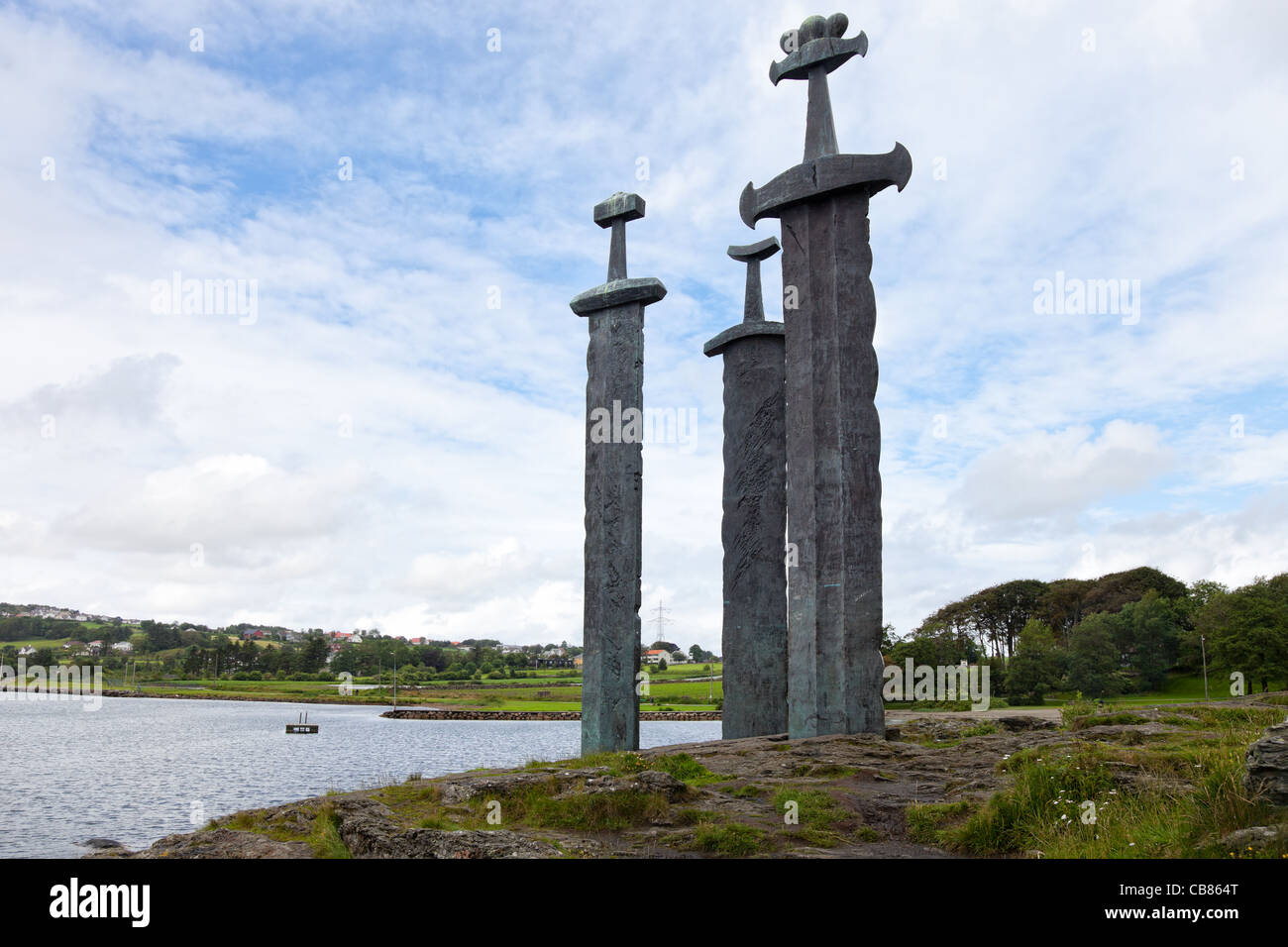 Tre grandi spade stand sulla collina come una memoria per la battaglia di Hafrsfjord nell'anno 872. Hafrsfjord, Stavanger, Norvegia. Foto Stock