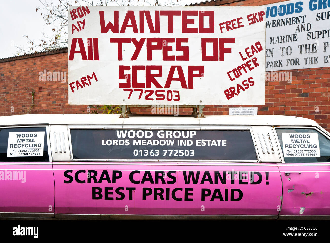 Il concessionario di scarto con segno dicendo "crap cars wanted' sul lato della Cadillac rosa Foto Stock