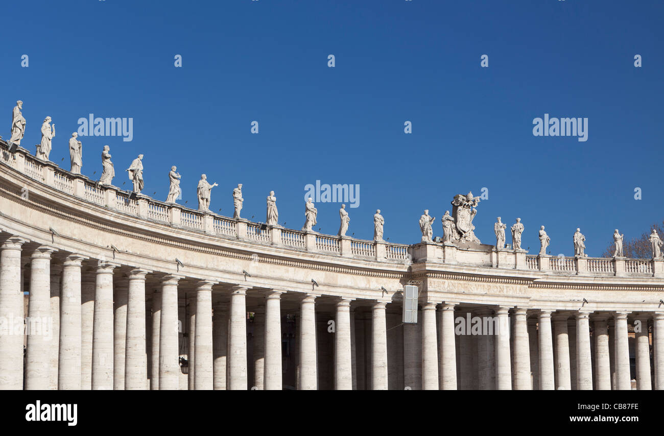 Piazza San Pietro, colonnato e statue, Città del Vaticano, Roma, Italia Foto Stock
