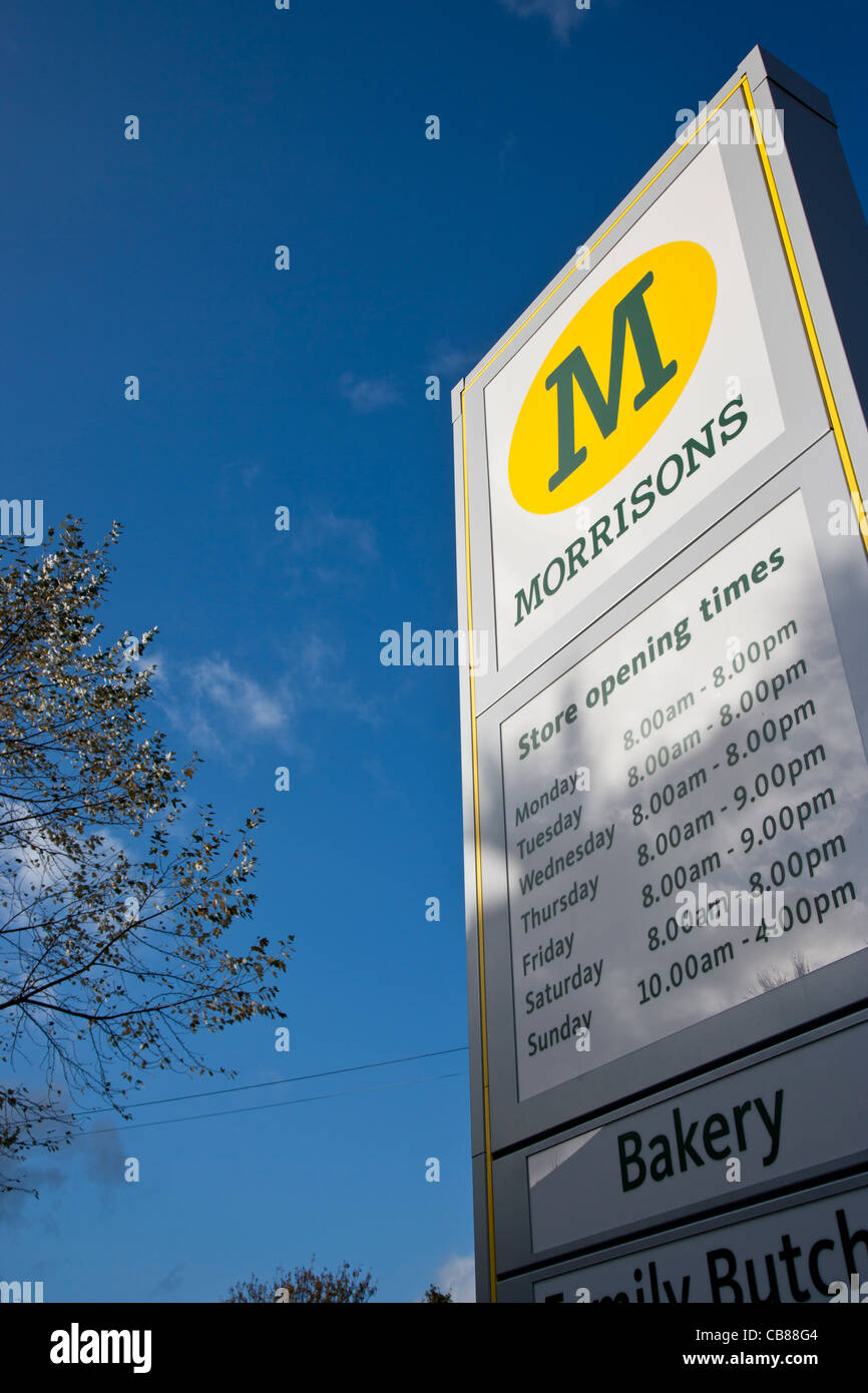 Morrison's supermercato segno indicante gli orari di apertura Foto Stock