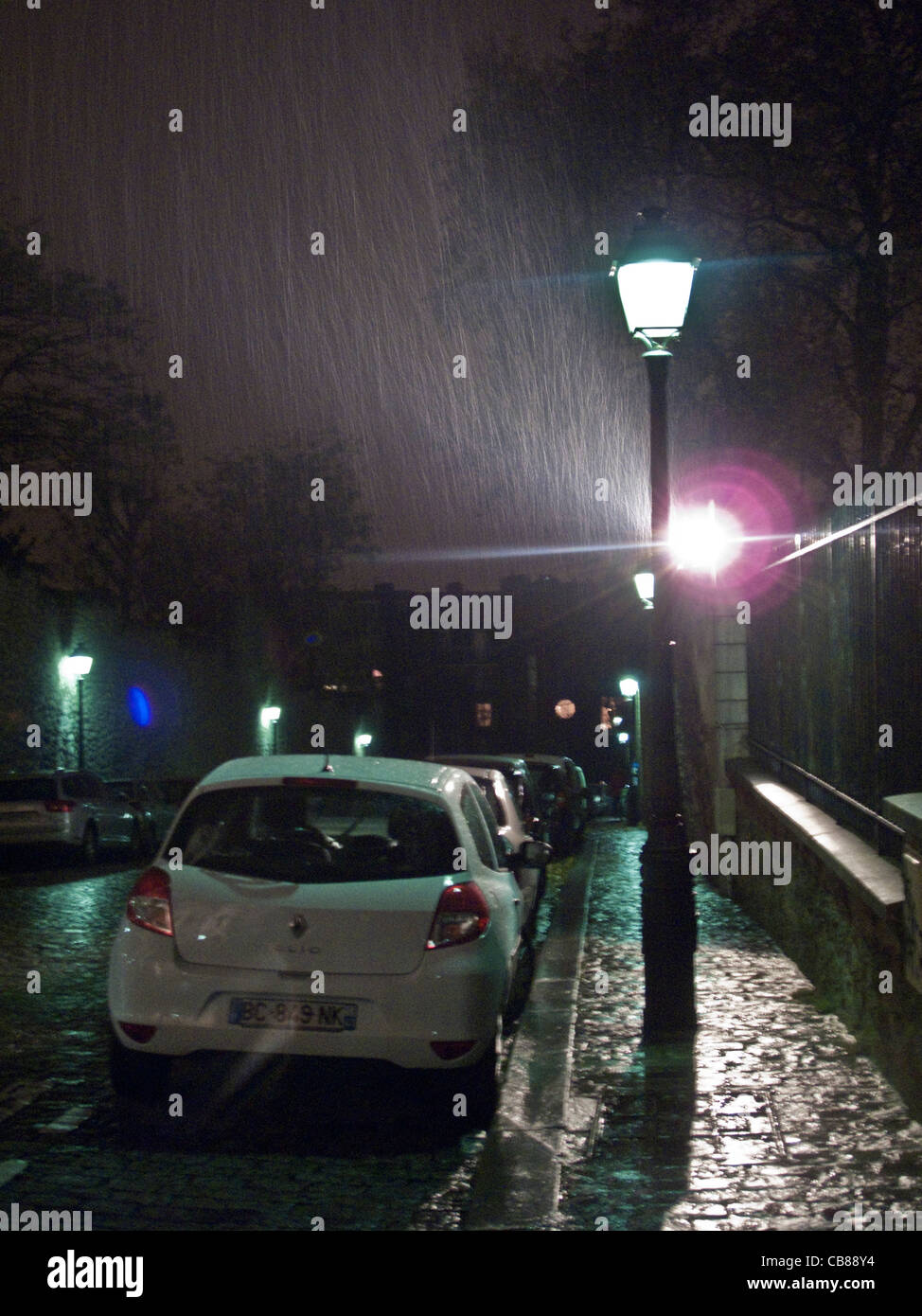 Via Parigi di notte sotto la pioggia Foto Stock