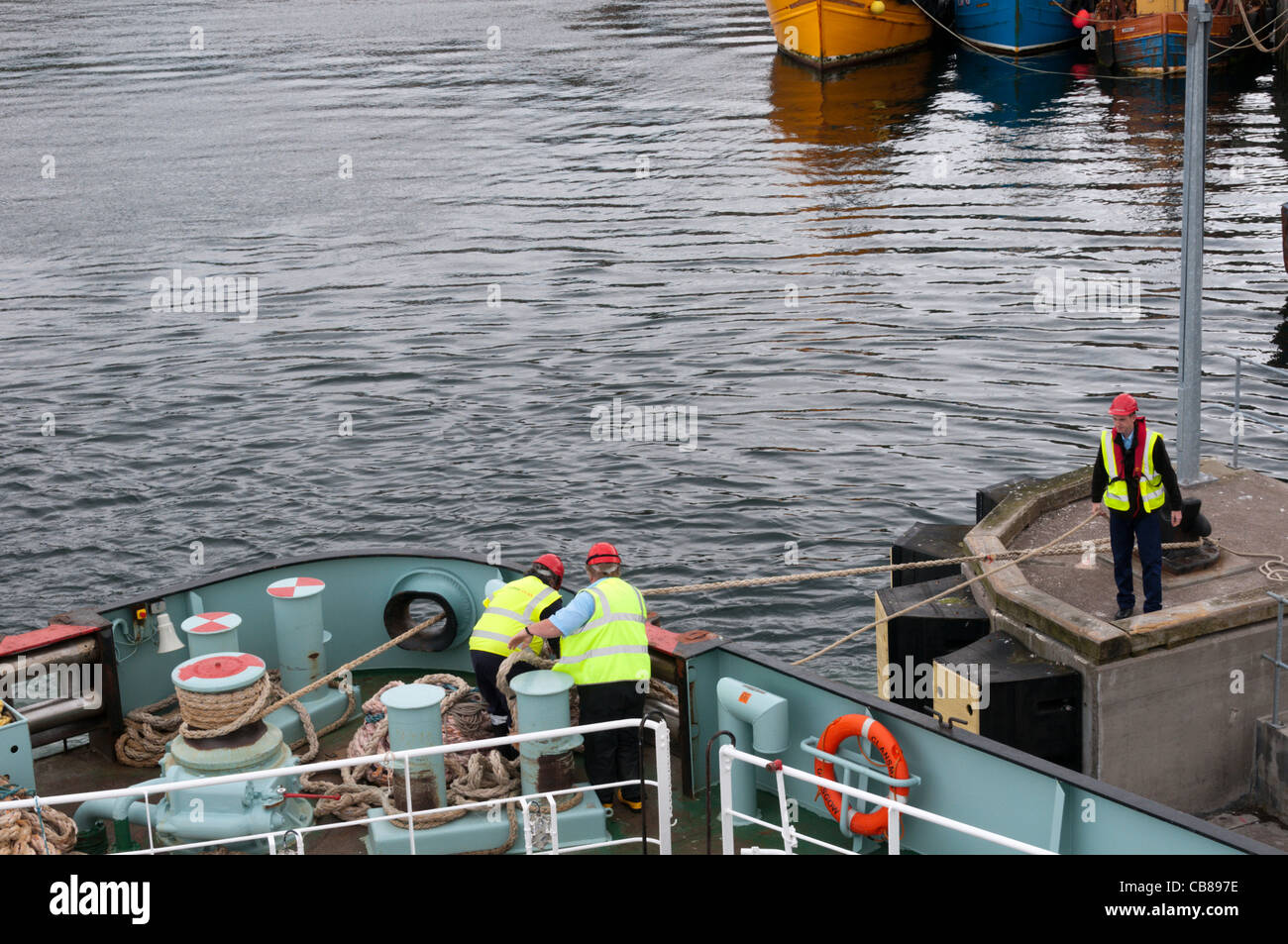 Un traghetto di svincolo dal dock a Oban, Scozia Foto Stock