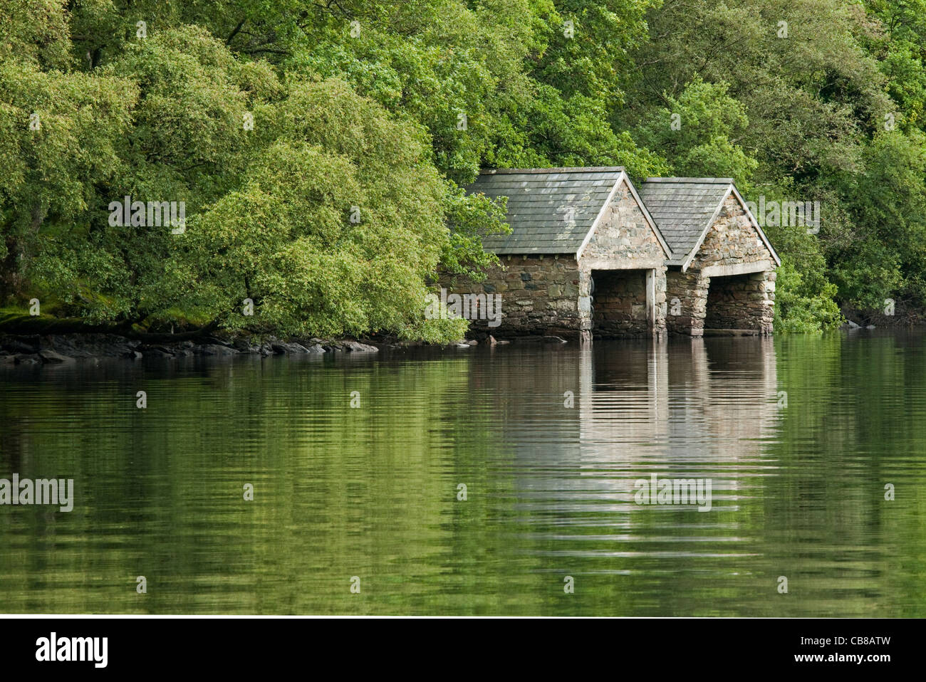 Llyn Dinas Boatsheds nel Parco Nazionale di Snowdonia nel Galles del Nord in estate Foto Stock