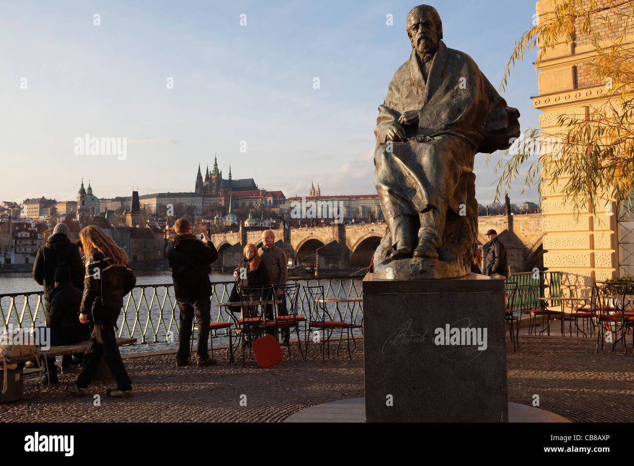 Praga, statua del compositore ceco Bedřich Smetana, con il fiume Moldava e sul castello di Praga in background. (CTK foto/Josef Foto Stock