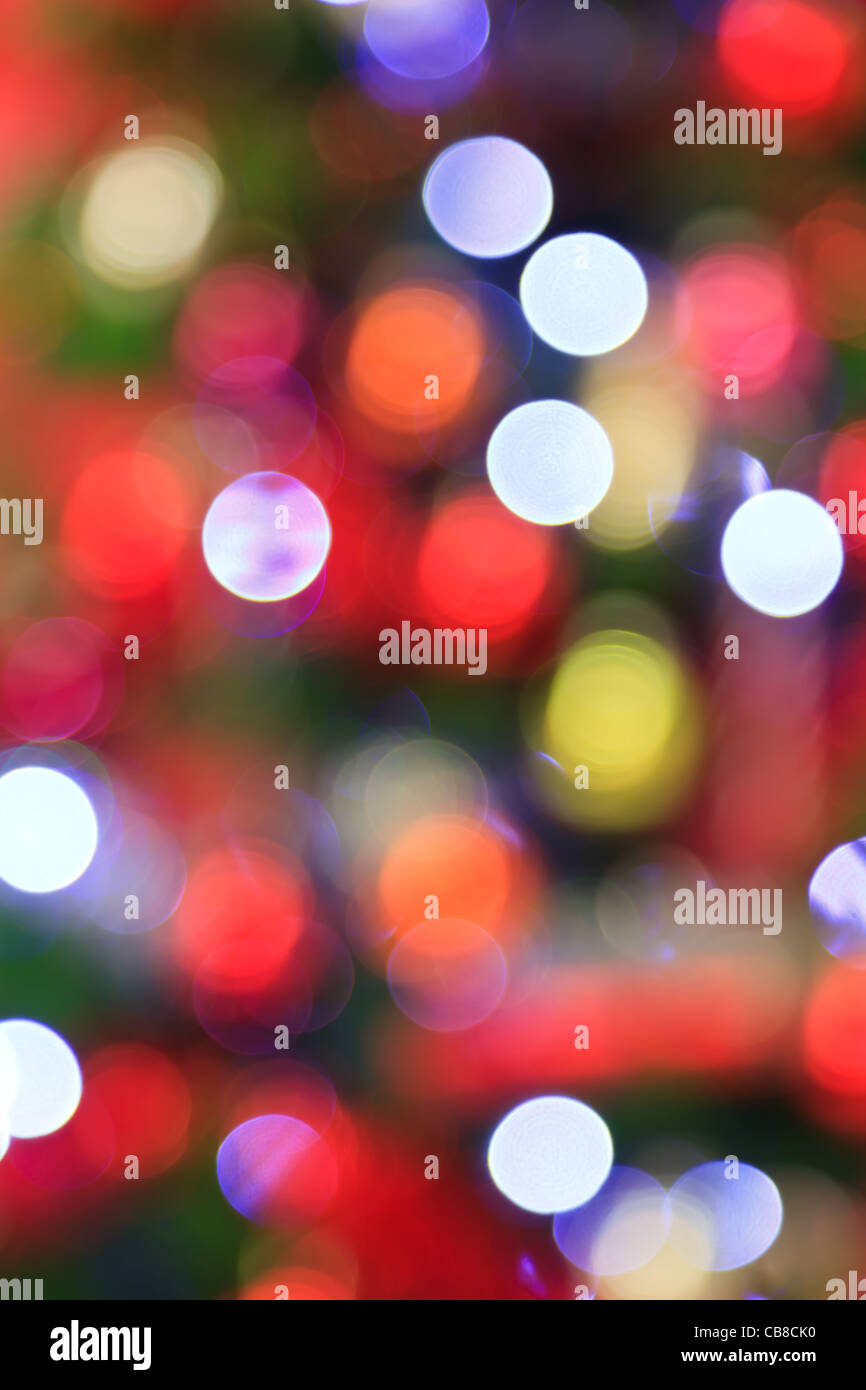 Foto di luci da un albero di Natale deliberatamente preso al di fuori della messa a fuoco per uso come un colorato sfondo. Foto Stock
