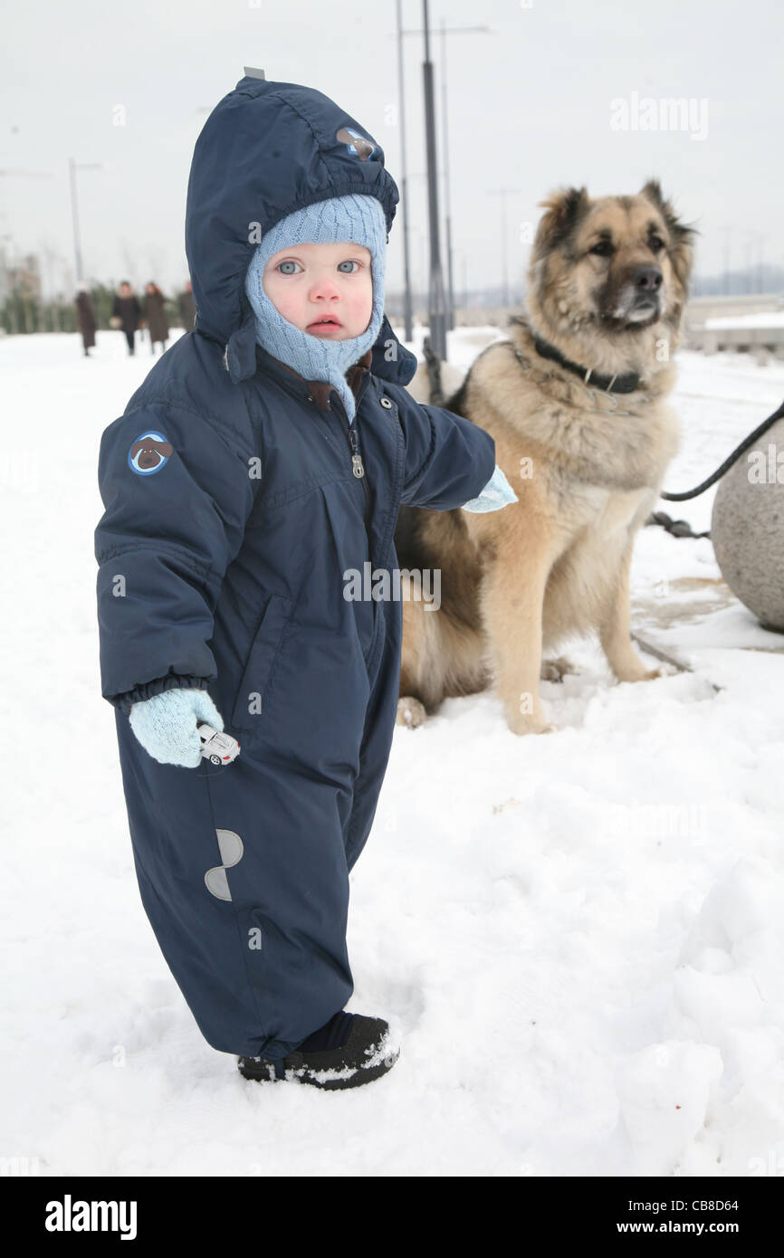 Il bambino con un Pastore del Caucaso cane Foto Stock