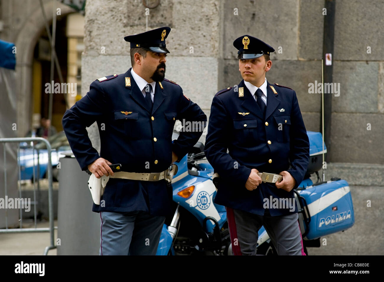 Gli ufficiali di polizia in strada, Milano, Italia Foto Stock