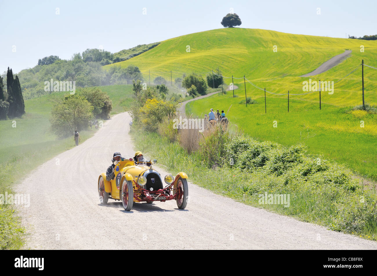 Un 1927 BNC giallo 527 Monza a 1000 Miglia vintage car race Foto Stock