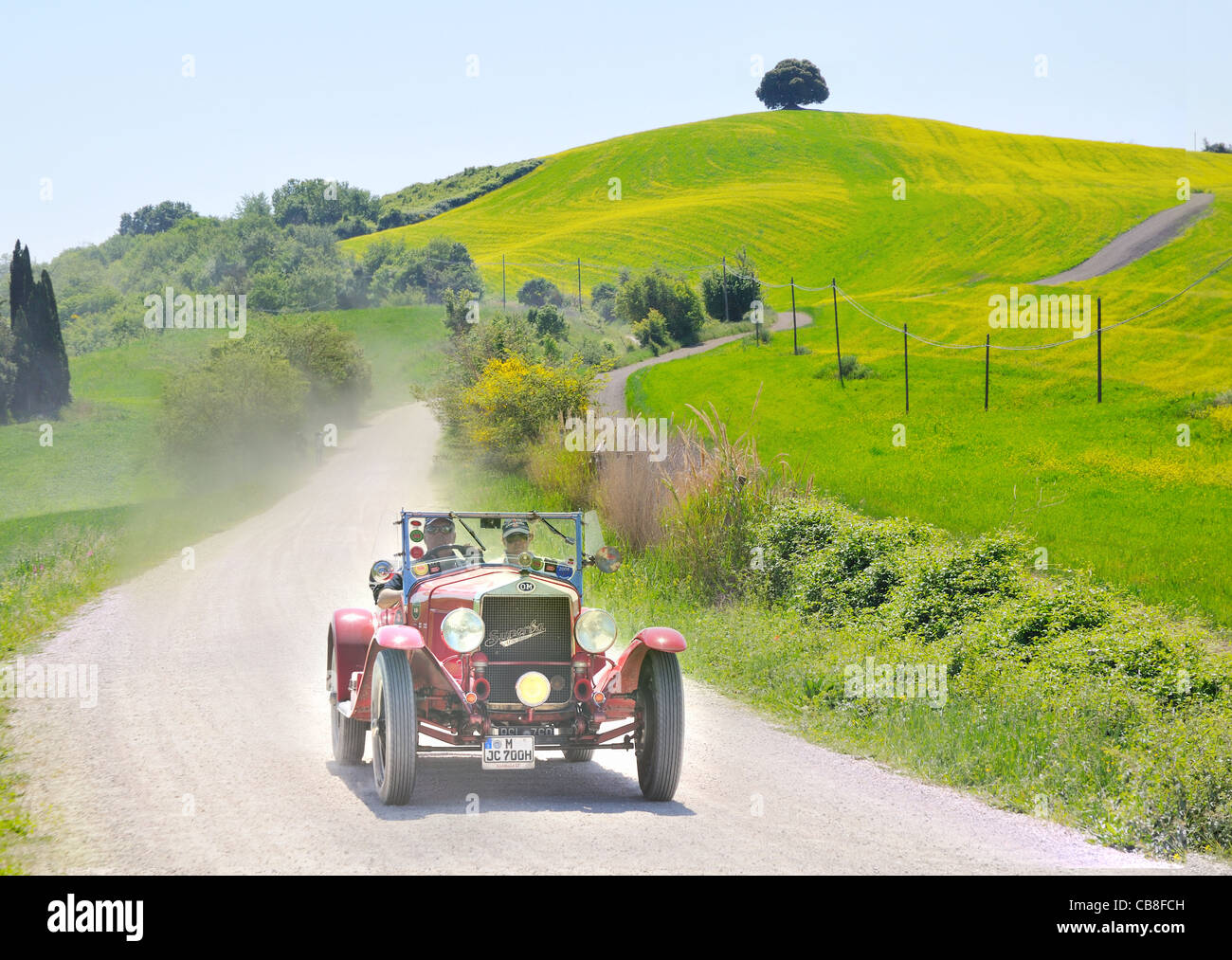 Un rosso 1927 OM 665 Superba a 1000 Miglia vintage car race Foto Stock