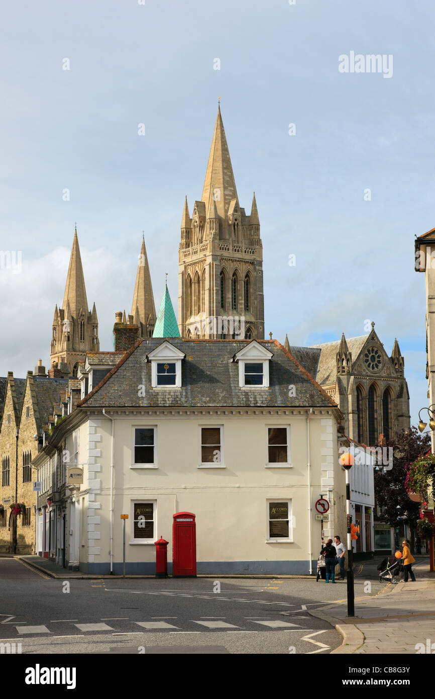 Quay Street, Truro, Cornwall, Inghilterra, Regno Unito, Gran Bretagna. Vista della cattedrale con tre guglie nel centro della città Foto Stock
