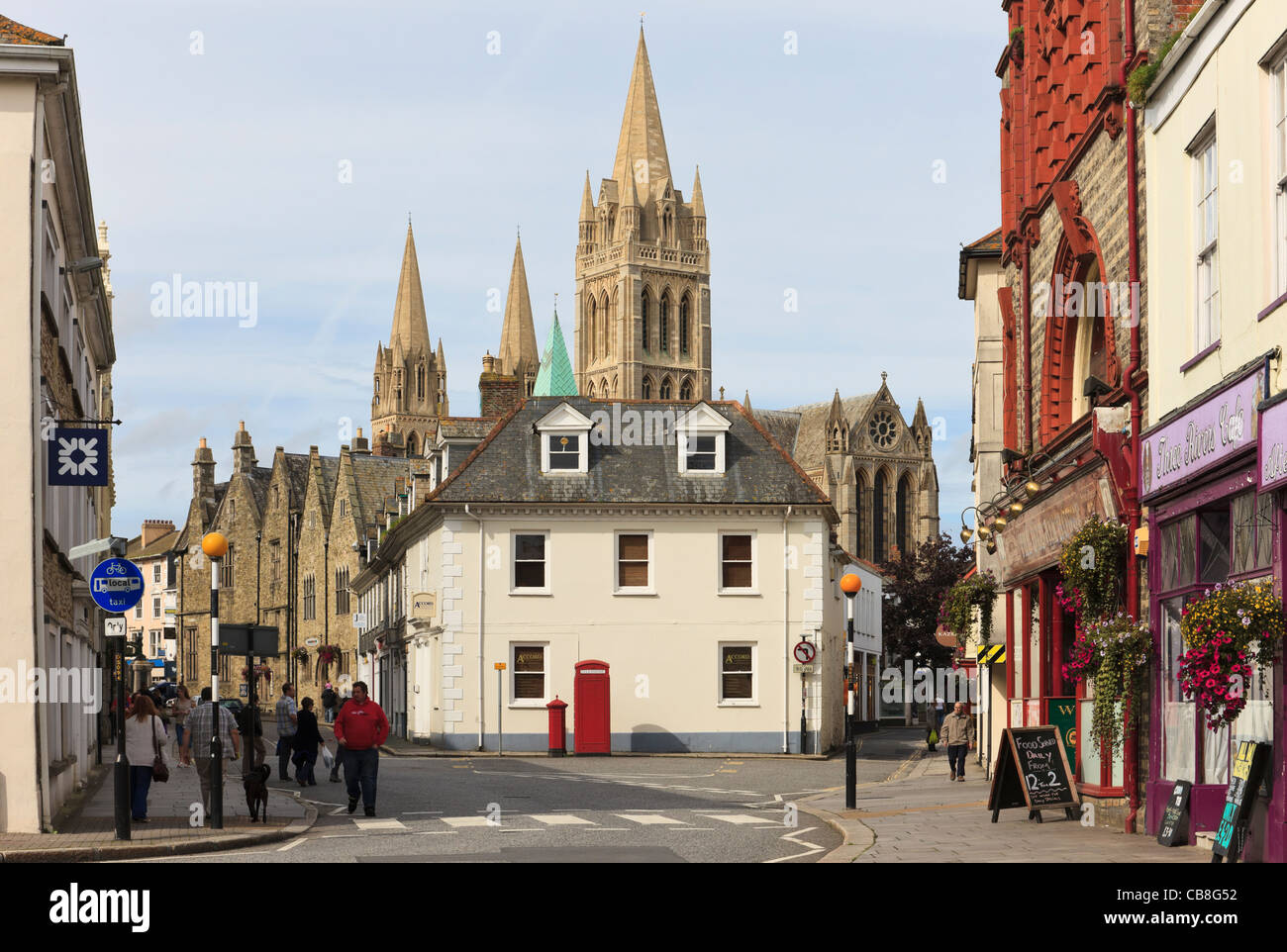 Scena di strada e vista di Truro Cathedral con tre guglie. Quay Street, Truro, Cornwall, Inghilterra, Regno Unito, Gran Bretagna. Foto Stock