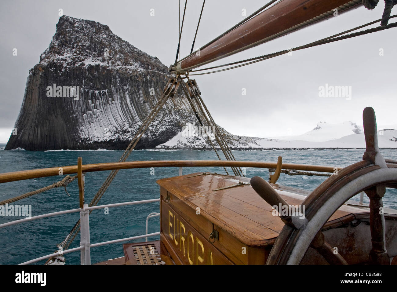 La collina di Edimburgo nella baia di Luna visto dalla tallship Europa, un brigantino a tre alberi, a sud le isole Shetland, Antartide Foto Stock