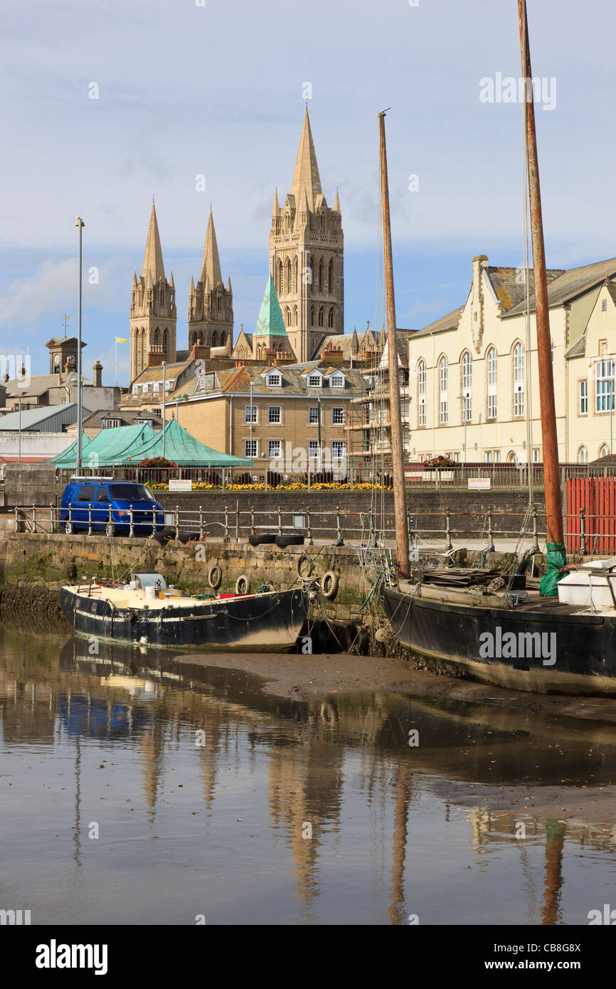 Truro, Cornwall, Inghilterra, Regno Unito, Gran Bretagna. Vista sul fiume di marea Truro verso la città e tre guglie del Duomo Foto Stock