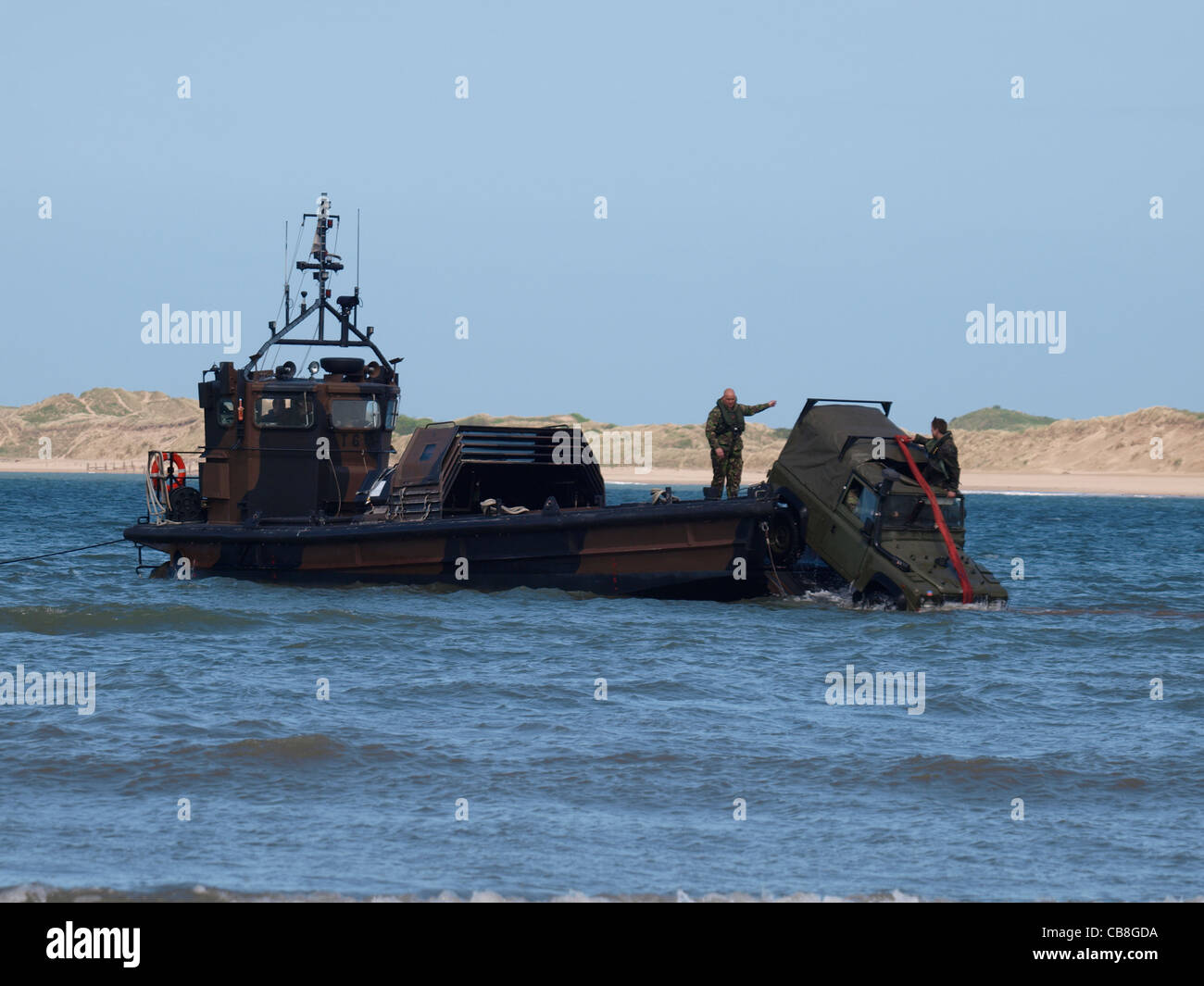 Royal Marines land rover essendo caricati su una landing craft, Devon, Regno Unito Foto Stock