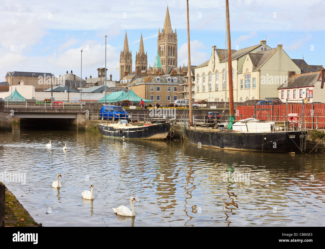 Vista sul Fiume Truro verso il centro della città e tre guglie della cattedrale di Truro, Cornwall, Inghilterra, Regno Unito, Gran Bretagna. Foto Stock