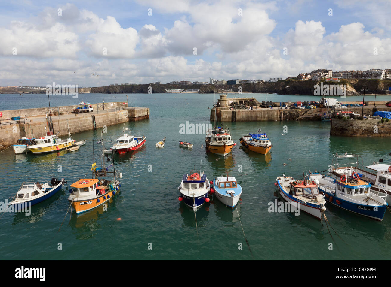 Newquay, Cornwall, Inghilterra, Regno Unito, Gran Bretagna. Barche da pesca ormeggiate entro la parete del porto Foto Stock