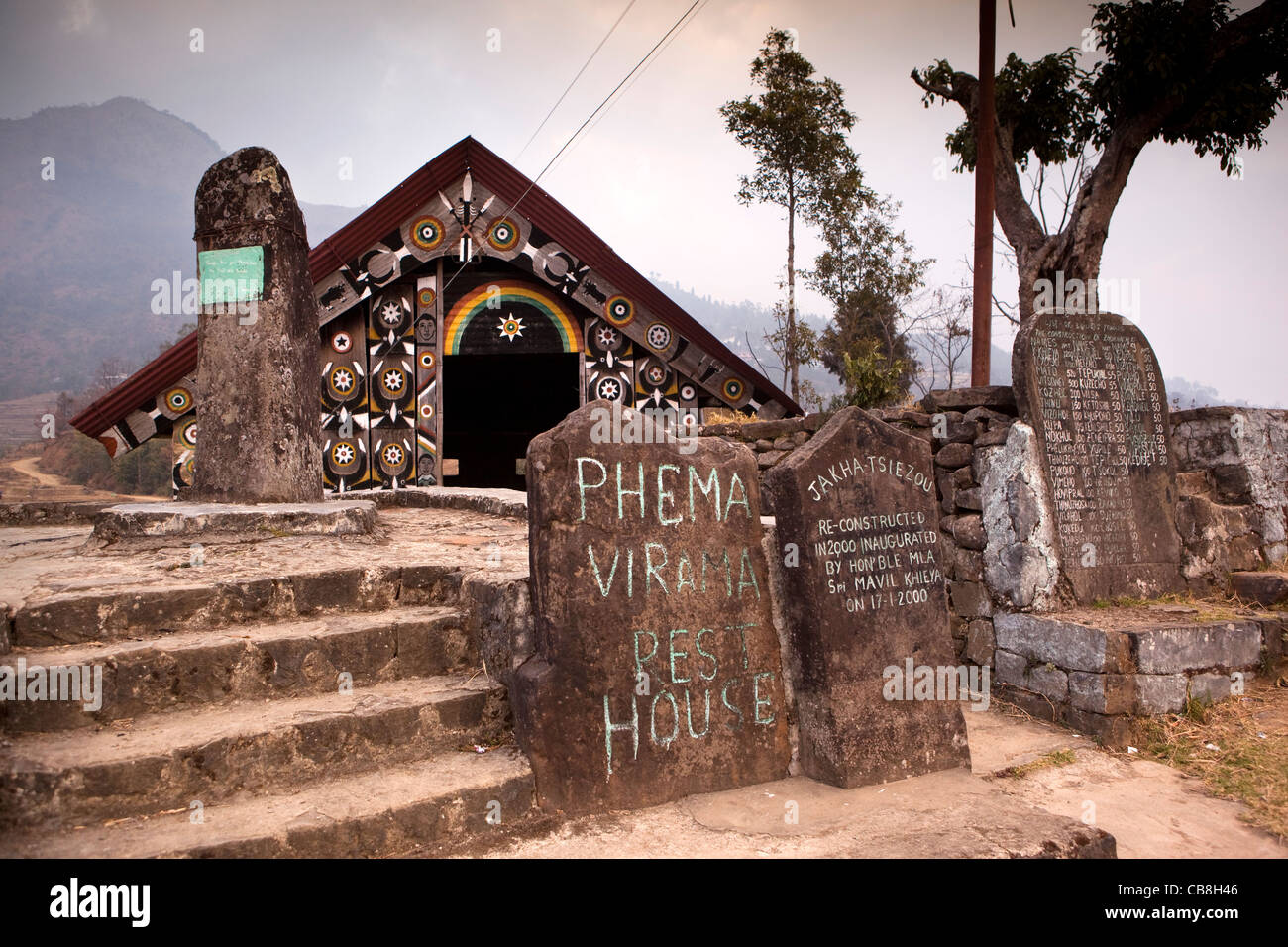 India, Nagaland, Jakhama, decorato tradizionalmente sacro guest house in ingresso al villaggio Foto Stock