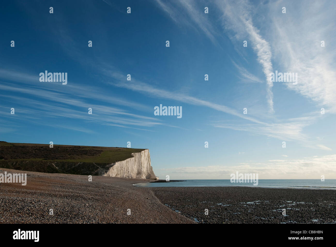 Banca di scandole e verticale di chalk scogliere sul mare a Cuckmere Haven guardando ad est del Sussex, Inghilterra. Foto Stock