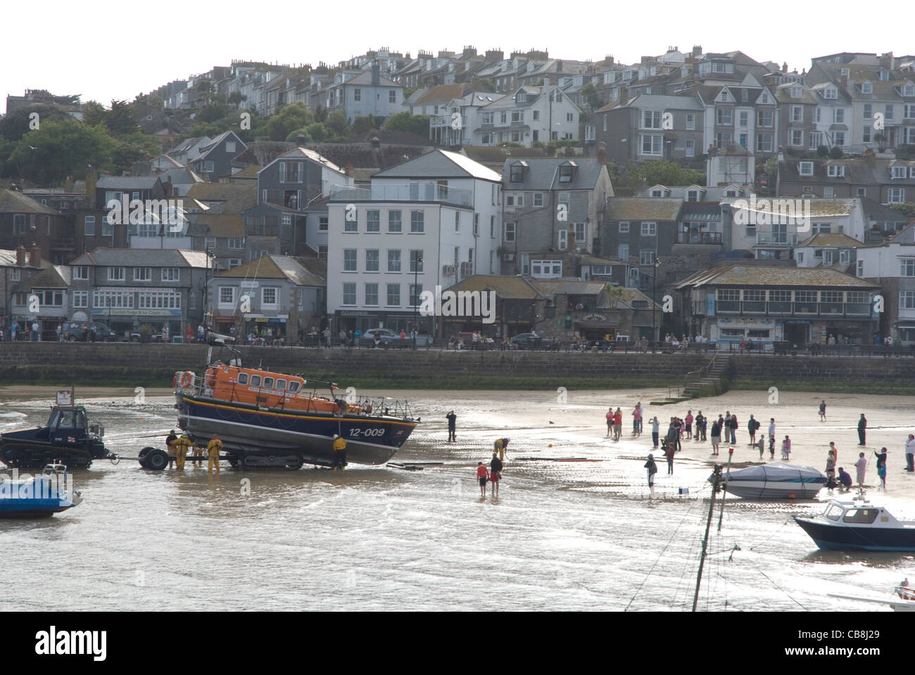 Scialuppa di salvataggio che vengono trascinati a terra St Ives Harbour Beach, St Ives, Cornwall Regno Unito Foto Stock