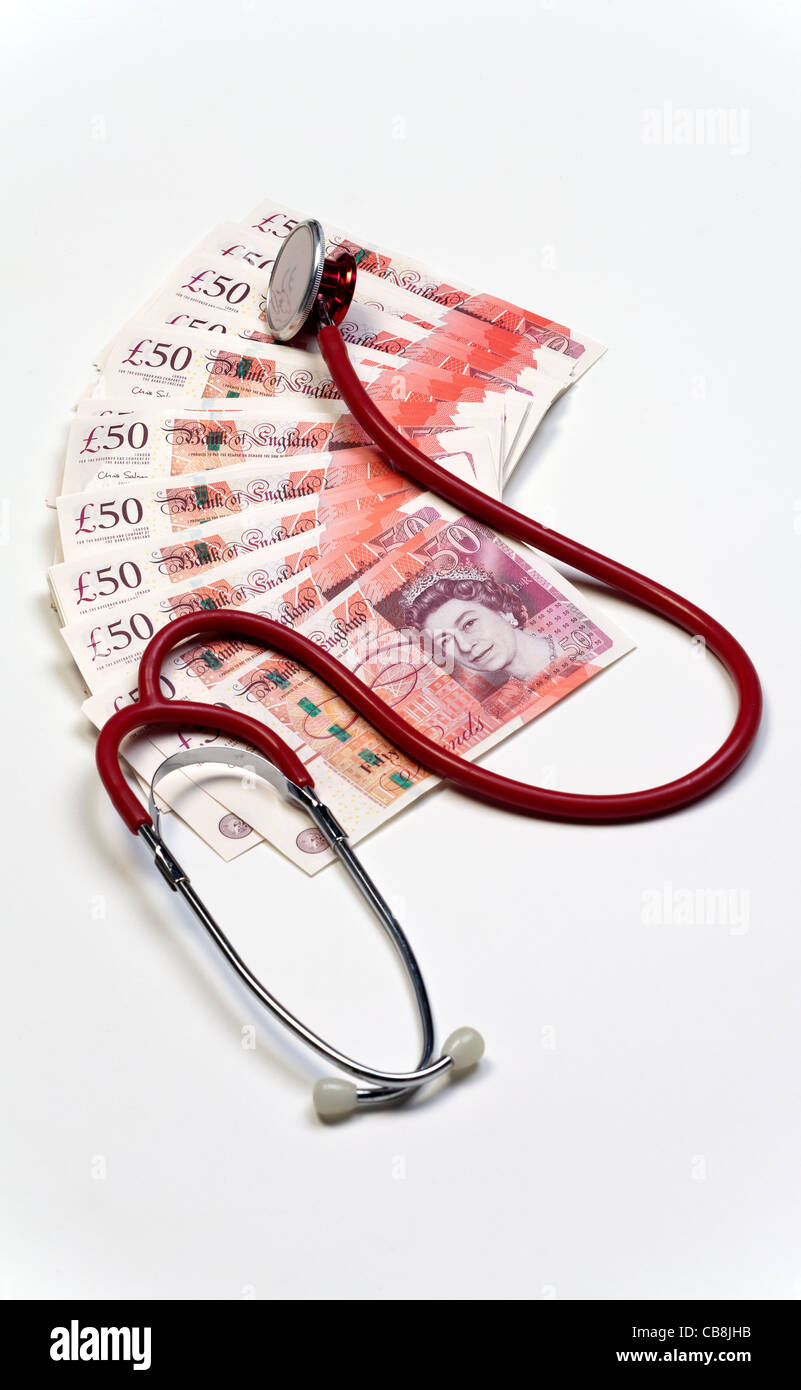 Uno stetoscopio in appoggio sulla parte superiore del nuovo contante £50 pound banconote Foto Stock