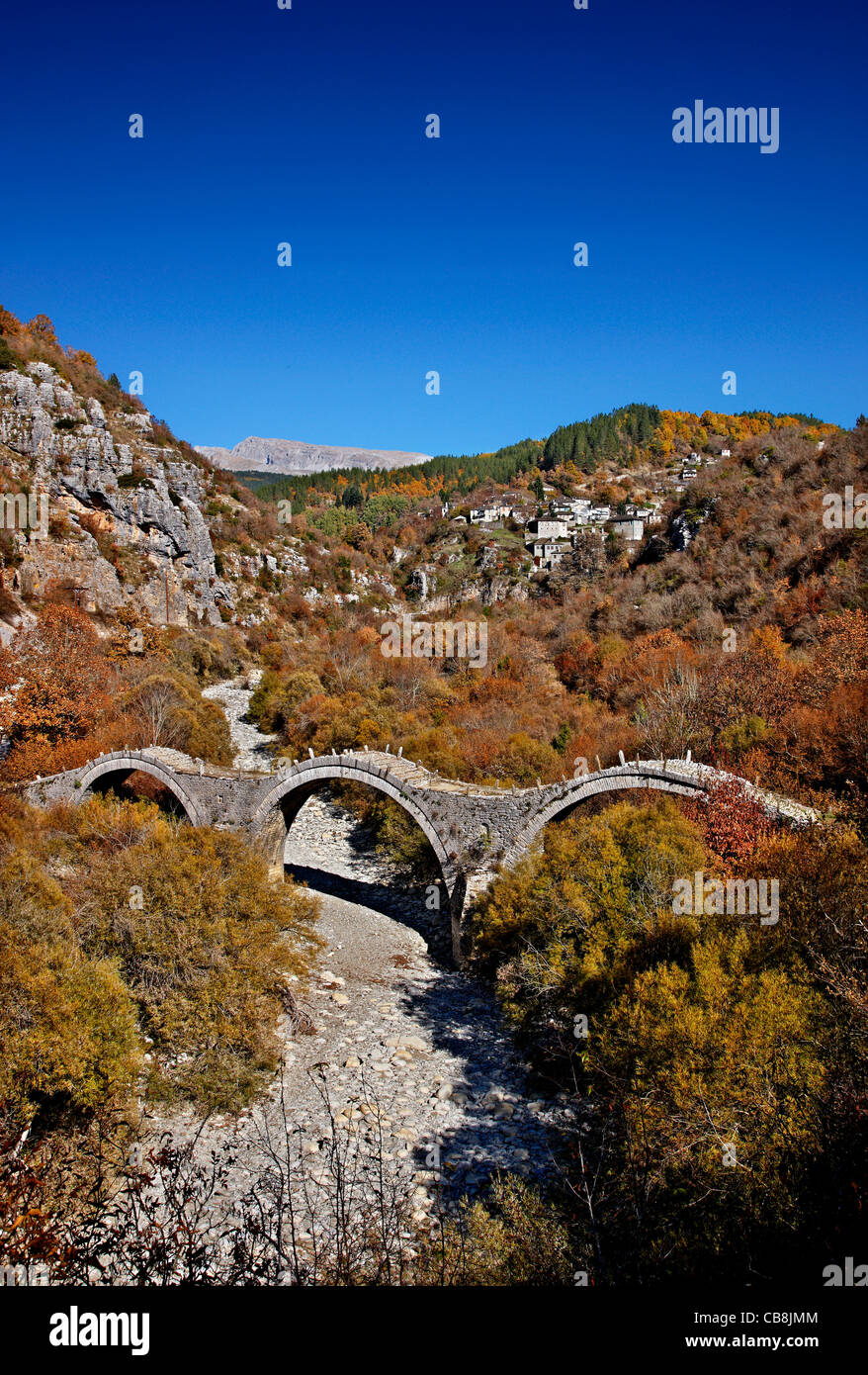 Il 3- arcuata di ponte di pietra conosciuta come 'Kalogeriko' o 'Plakidas' bridge, regione di Zagori, Ioannina, Grecia. In BG, Kipoi village Foto Stock