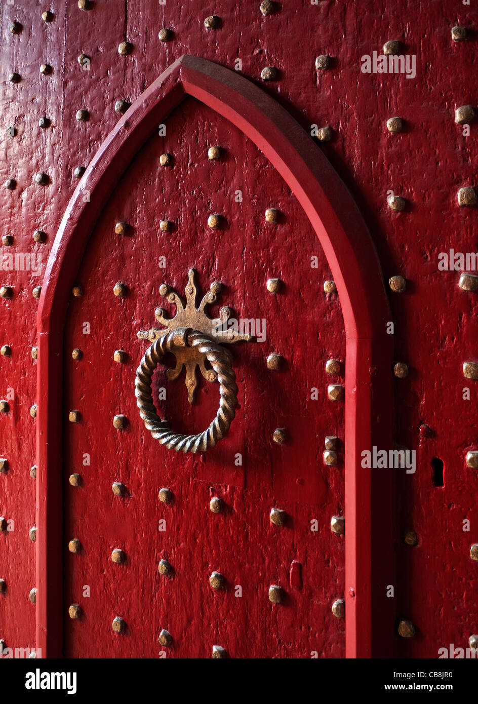 Antico legno storico ottone rosso costellata chiesa gotica porta di ingresso Foto Stock