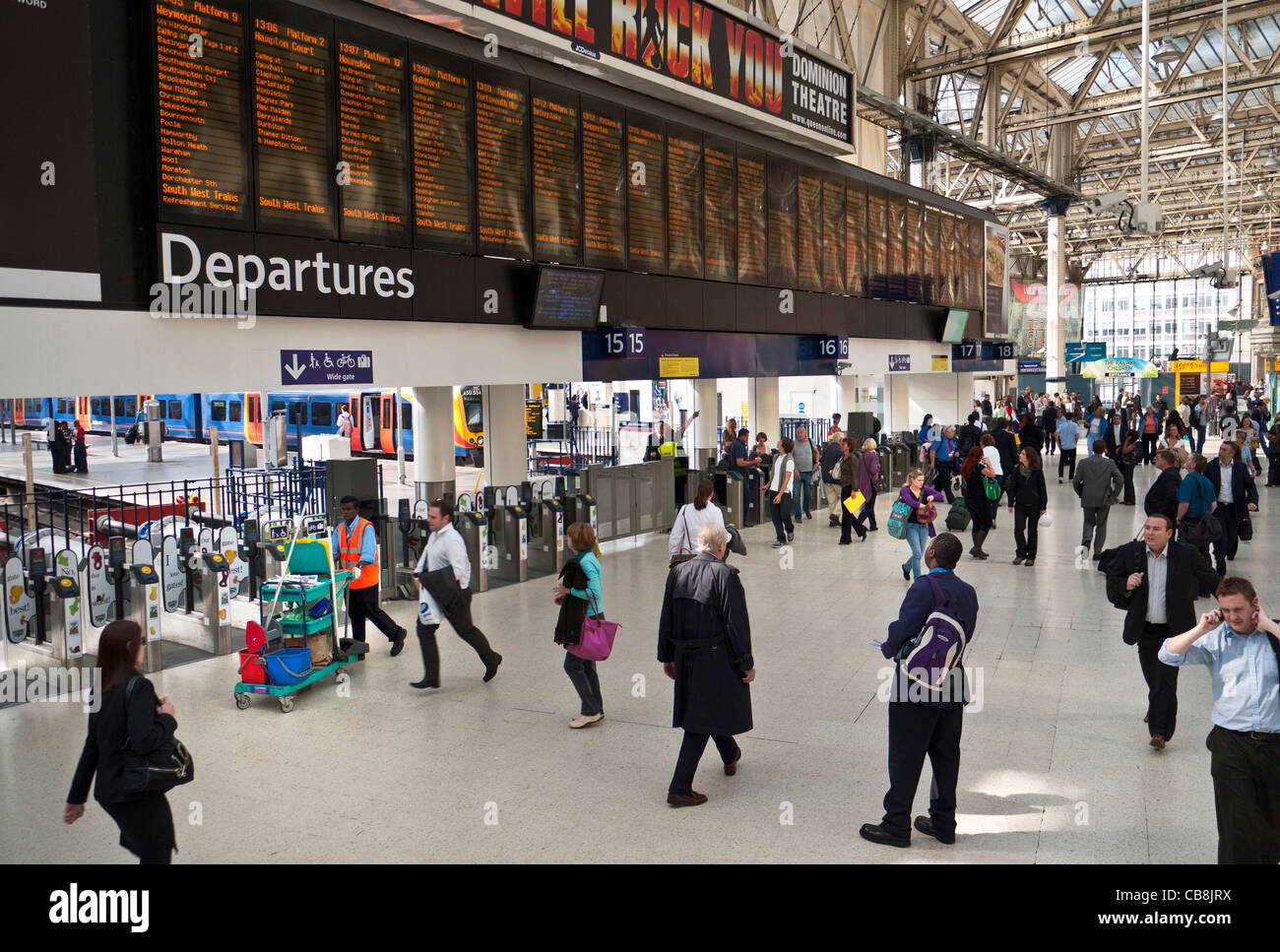LA STAZIONE DI WATERLOO offre viste elevate delle moderne e trafficate partenze, con schermi di informazioni sulla rete per le partenze presso la stazione di Waterloo, London SE1 Foto Stock