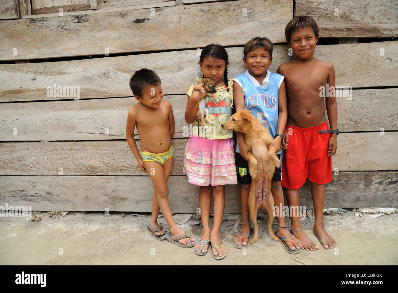 Guna gang indigena di bambini con cani a Guna Yala, Panama. Foto Stock