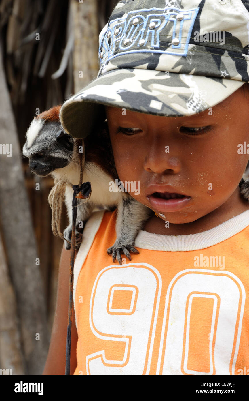 kuna ragazzo indiano con la scimmia in spalla. Guna Yala, Panamá. Foto Stock