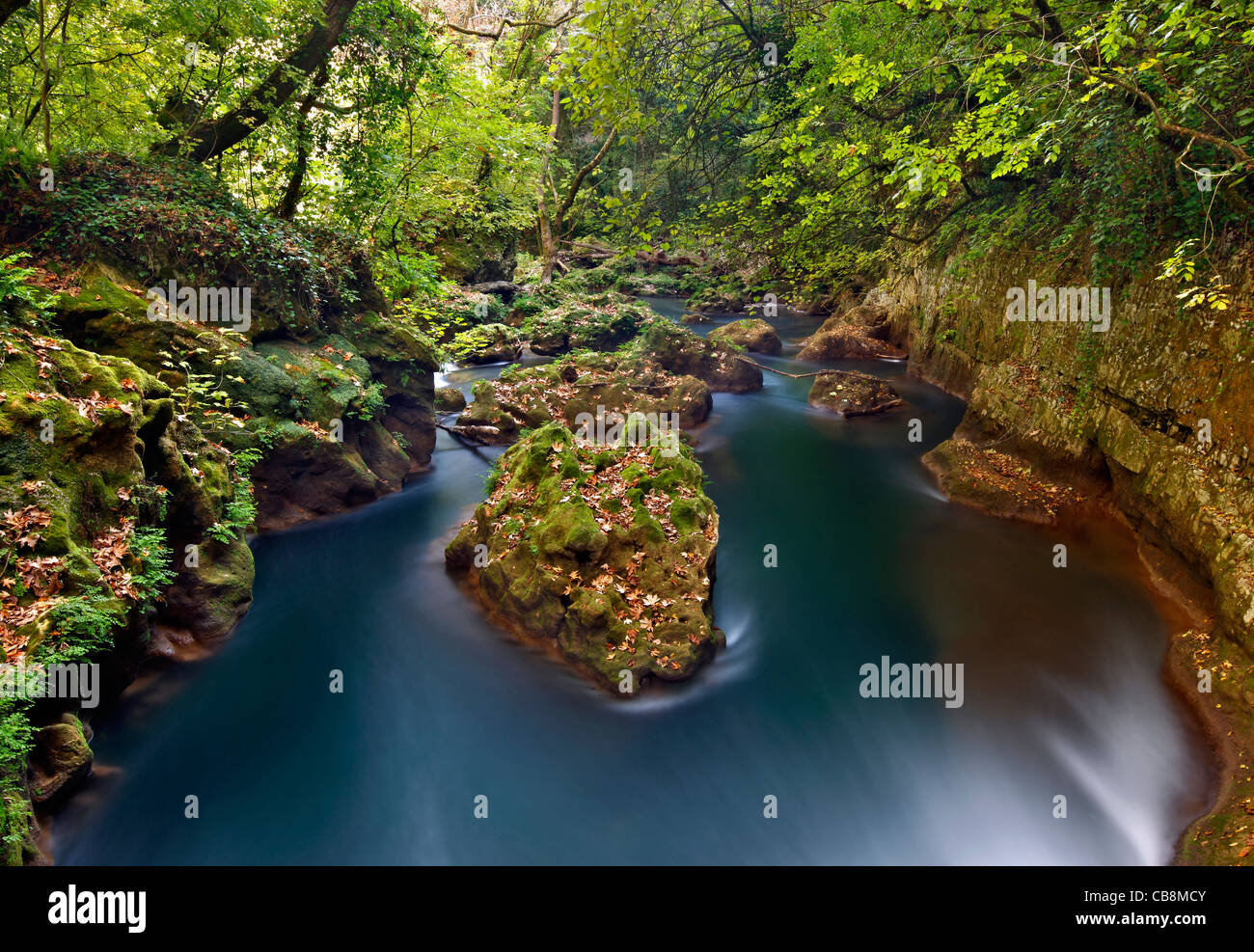 Fiume Kalamas, il secondo fiume più grande di Epiro periferia, vicino al villaggio di Lithino, Zitsa comune. Ioannina, Grecia Foto Stock