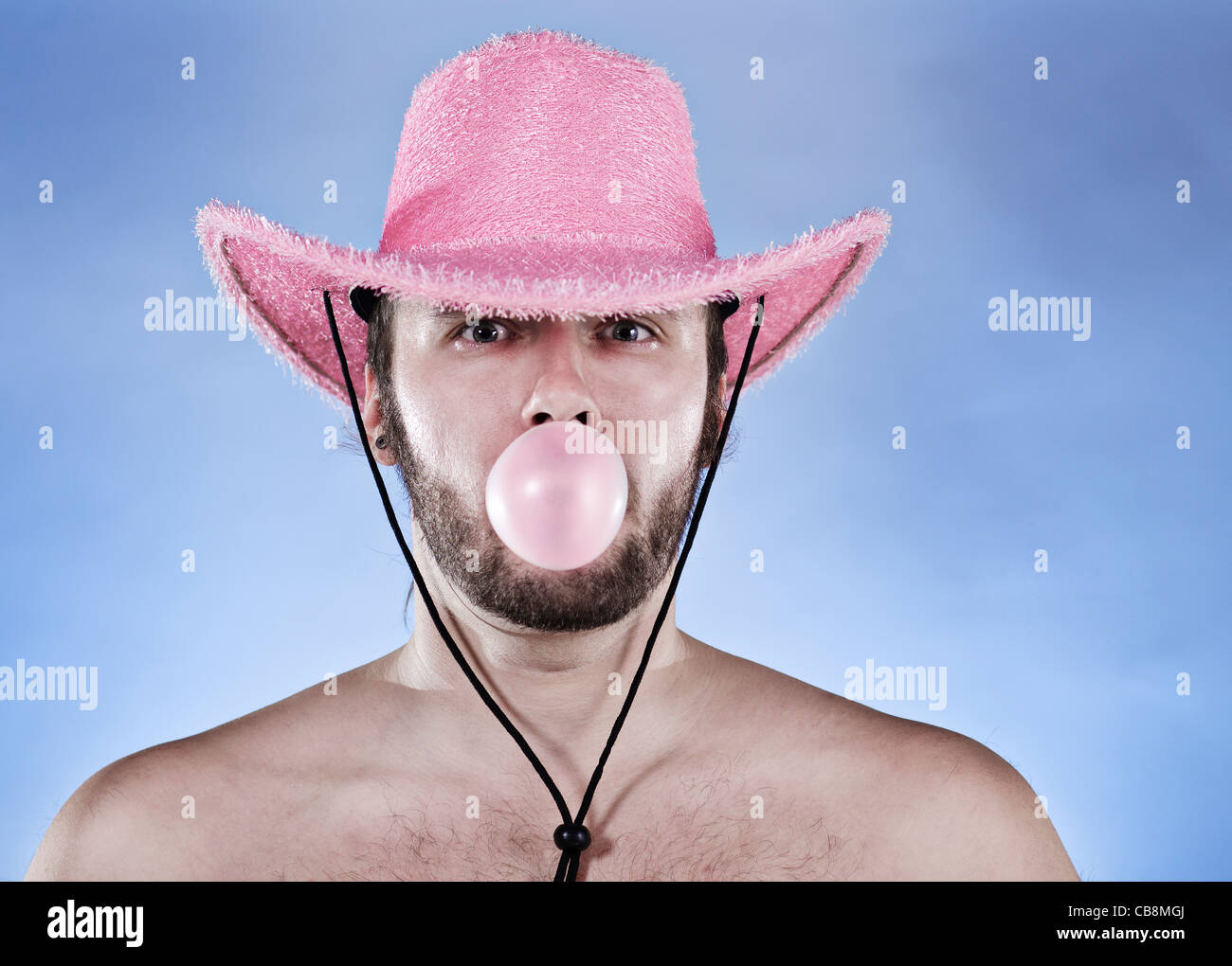 Funny cowboy in rosa cappello da cowboy soffiando ping palla di gomma da  masticare Foto stock - Alamy