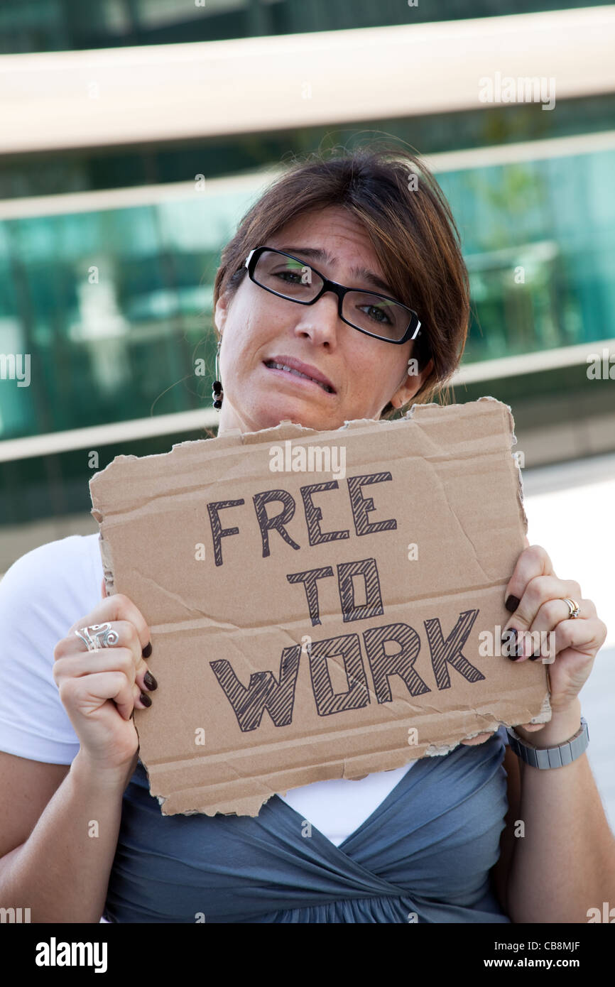 Disoccupati donna che mostra un messaggio in un cartone che lei è libero di lavorare Foto Stock