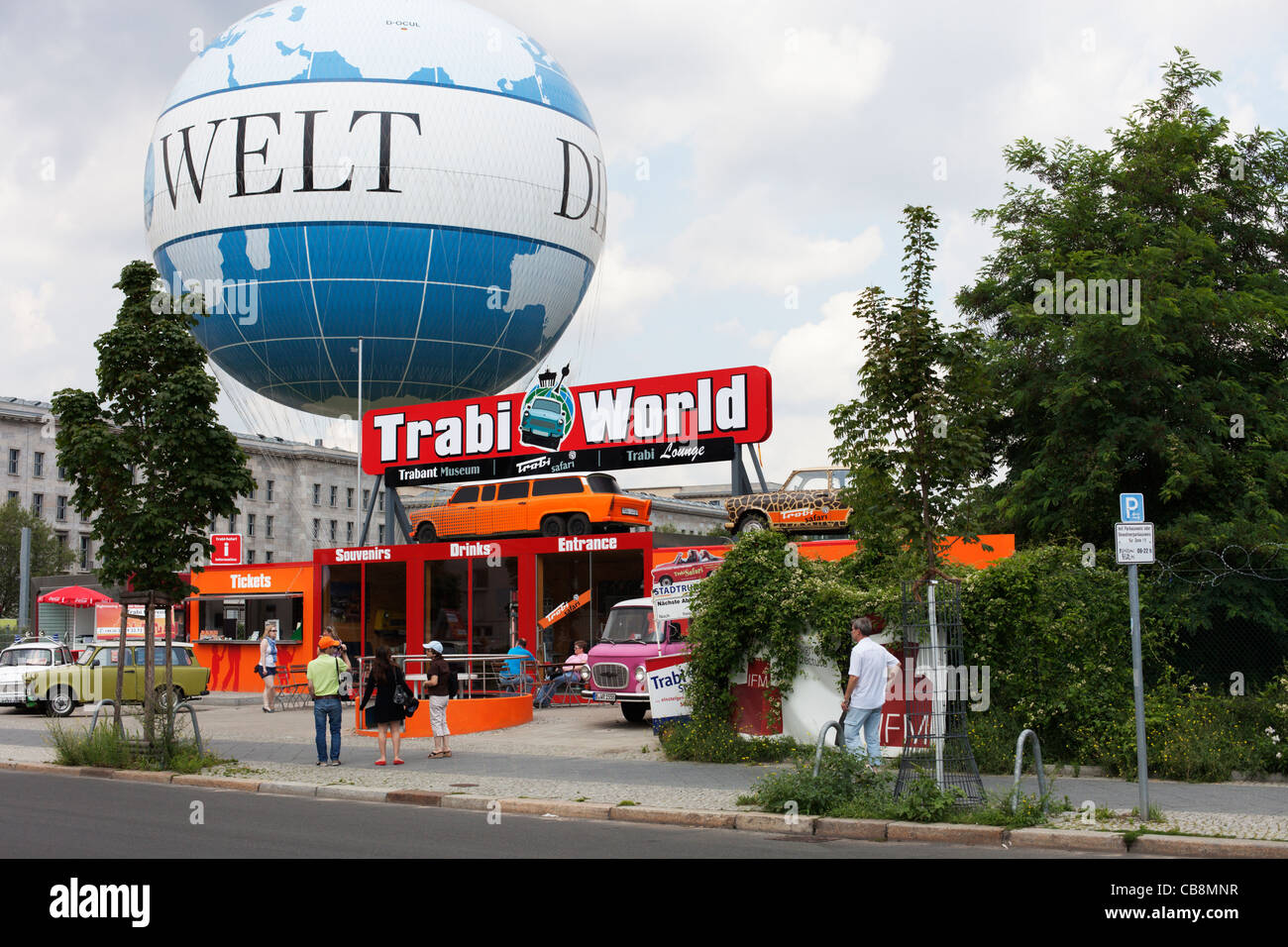 Trabi Mondo e visite turistiche palloncino, Berlino, Germania. Foto Stock
