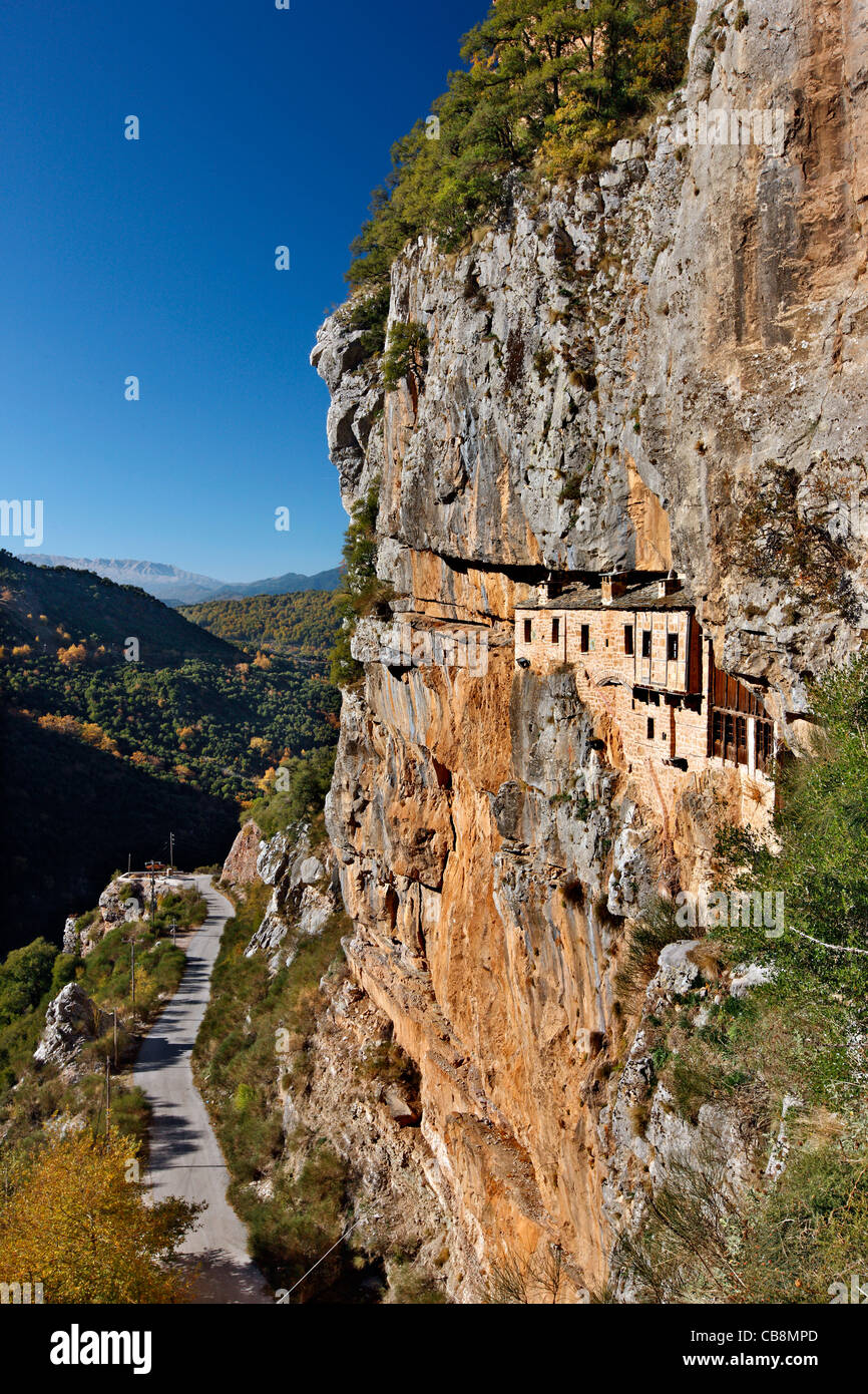 Il santo monastero di Kipina, pendente da una scogliera in Tzoumerka regione montagnosa, Ioannina, Epiro, Grecia Foto Stock