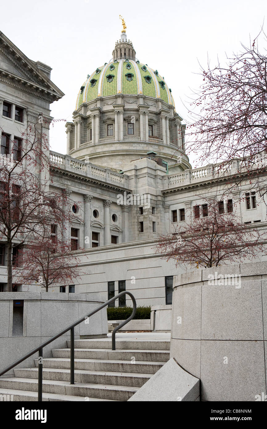 Una vista del centro cittadino di Harrisburg e della Pennsylvania State Capitol Building. Foto Stock