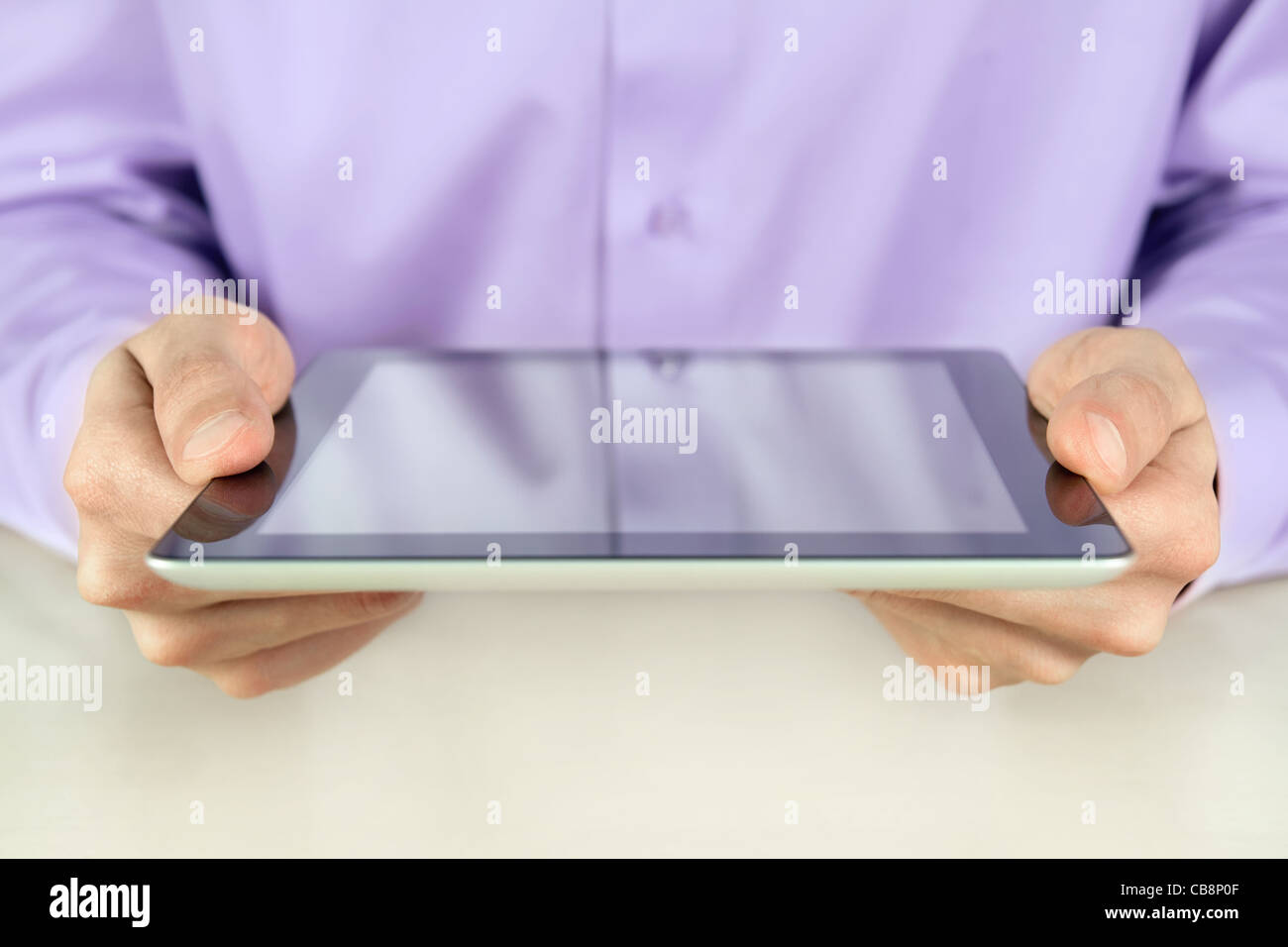 Closeup shot di imprenditore le mani sono holding e utilizzo di digital tablet pc. Profondità di campo ridotta sulle dita. Foto Stock