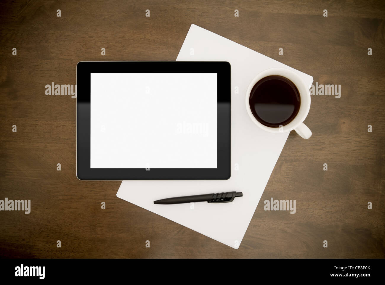 Blank tavoletta digitale con carta e penna e la tazza di caffè sul piano di lavoro. Vista dall'alto. Foto Stock