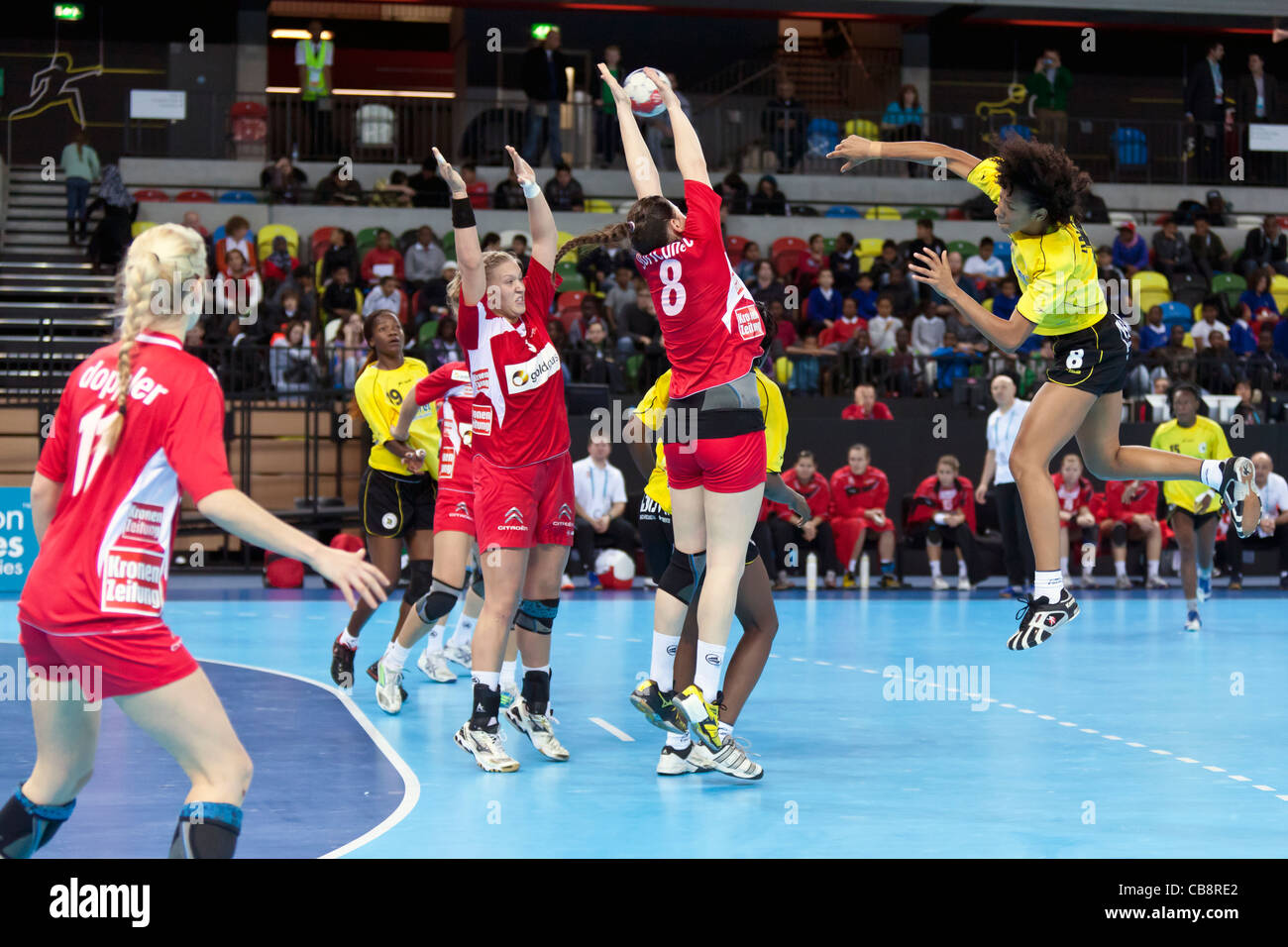 Angola v Austria presso la donna Londra Handball Cup. Tenuto presso la pallamano Arena, UK. Foto Stock