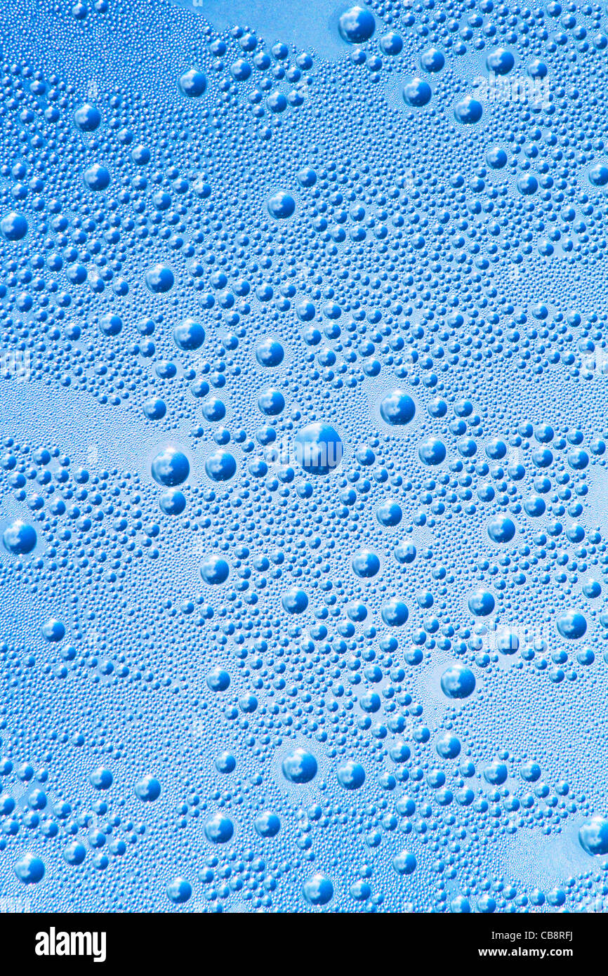 Gocce di acqua su un colore grigio-blu di sfondo Foto Stock
