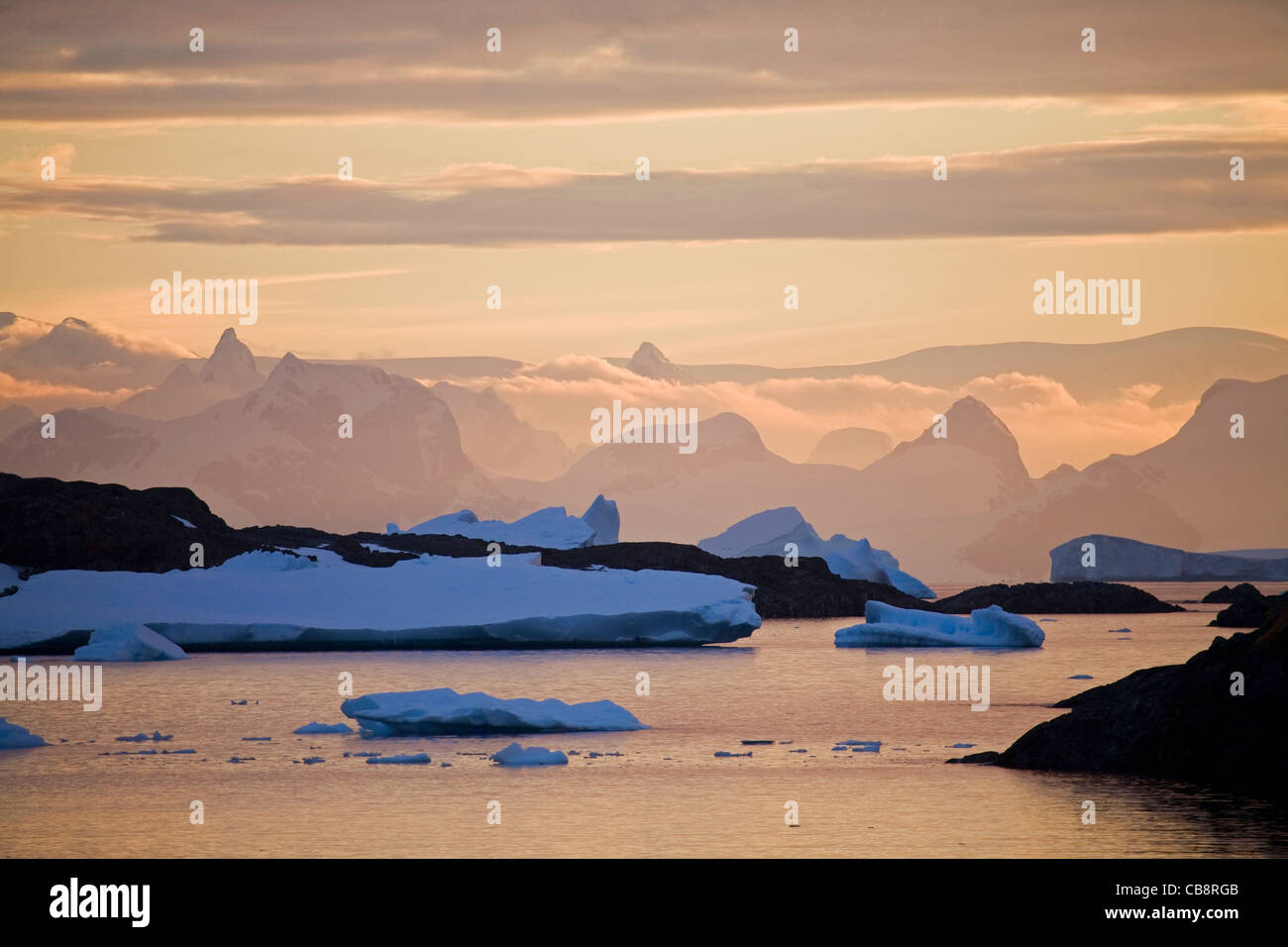 Tramonto sul mare Antartico e le montagne sull'isole argentino, Antartide Foto Stock