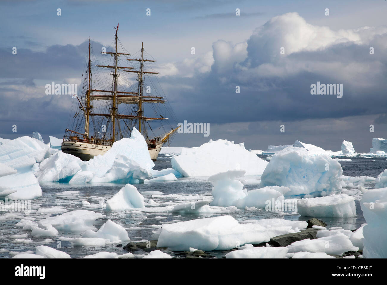 Iceberg e la nave a vela Europa, un brigantino a tre alberi in corrispondenza della porta di Charcot, Wilhelm Archipel, Antartide Foto Stock