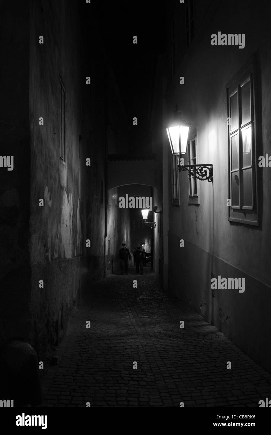 Vicolo buio di notte a Praga Foto Stock