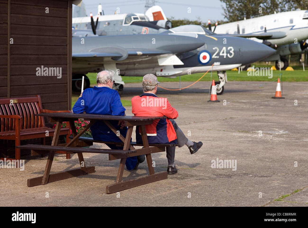 Due uomini anziani seduti a Newark Air Museum Nottinghamshire Foto Stock